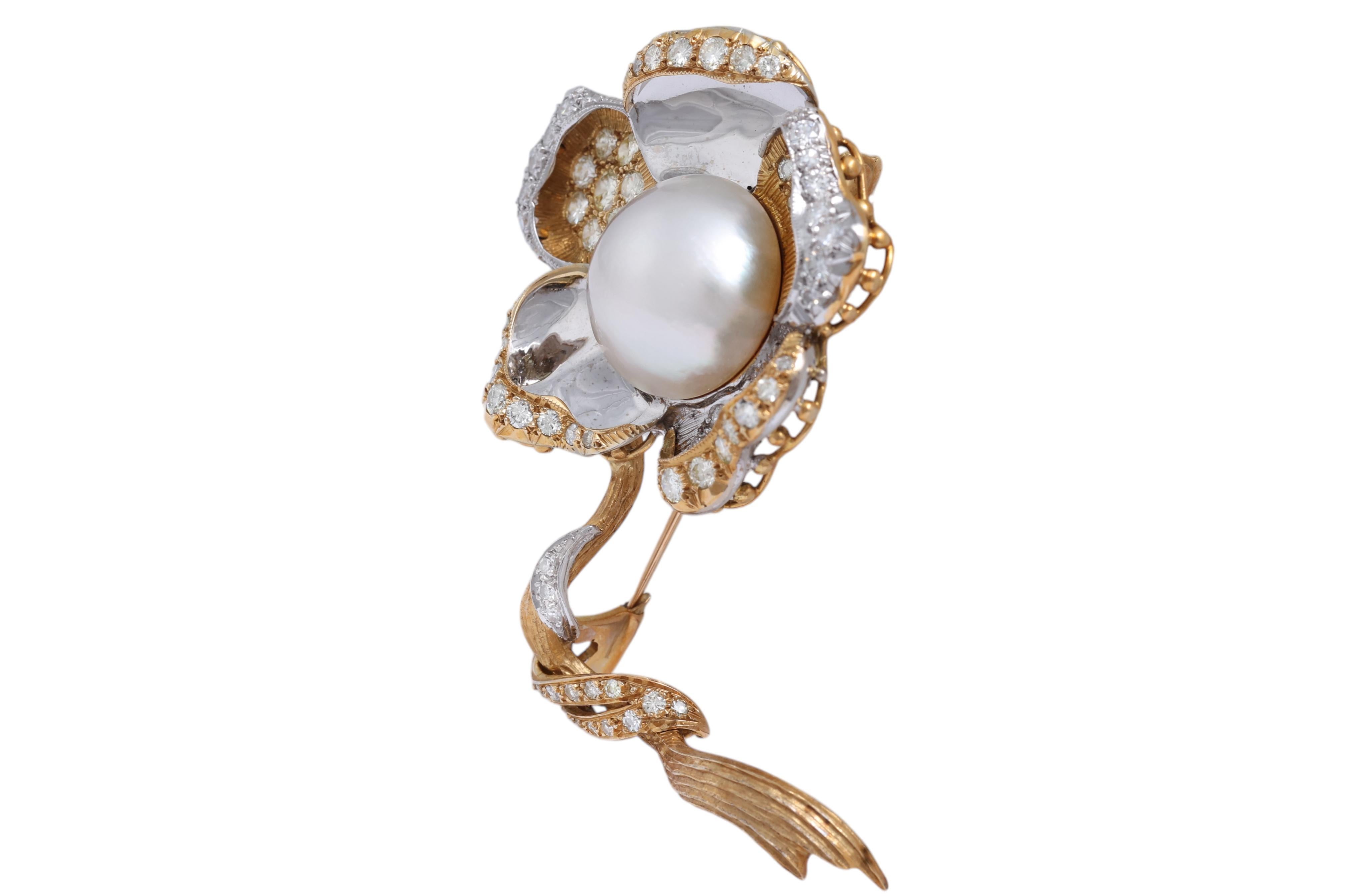 Brilliant Cut 18 Kt Gold Flower Brooch with Big Pearl 16.5 mm, Daou Design, Estate Sultan Oman For Sale