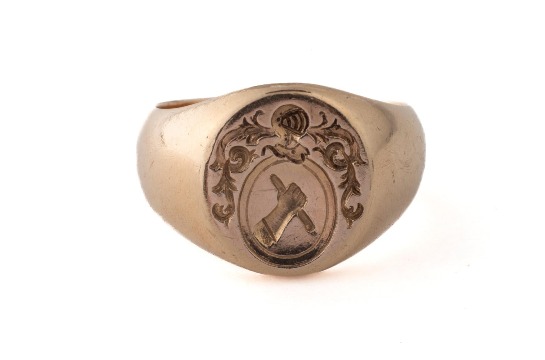 Un anello con sigillo francese vittoriano a 15 Kt che mostra tutti i segni del potere. C'è un braccio alzato che mostra un pugnale. Questo simbolo indica la volontà di prevalere. Sopra il braccio c'è un elmetto da guerriero con protezione per il