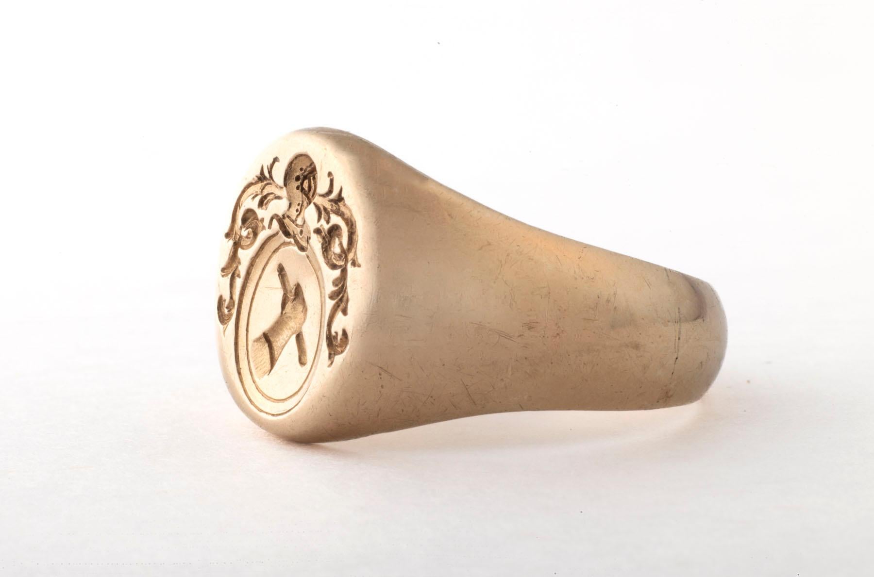 18 kt Gold French Raised Arm Signet Ring In condizioni ottime in vendita a Stamford, CT