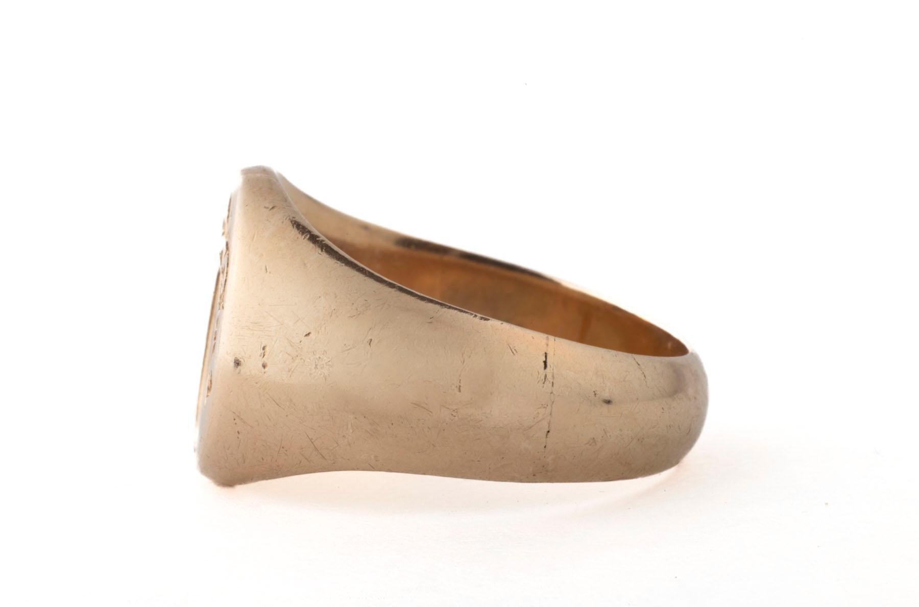 18 kt Gold French Raised Arm Signet Ring in vendita 3