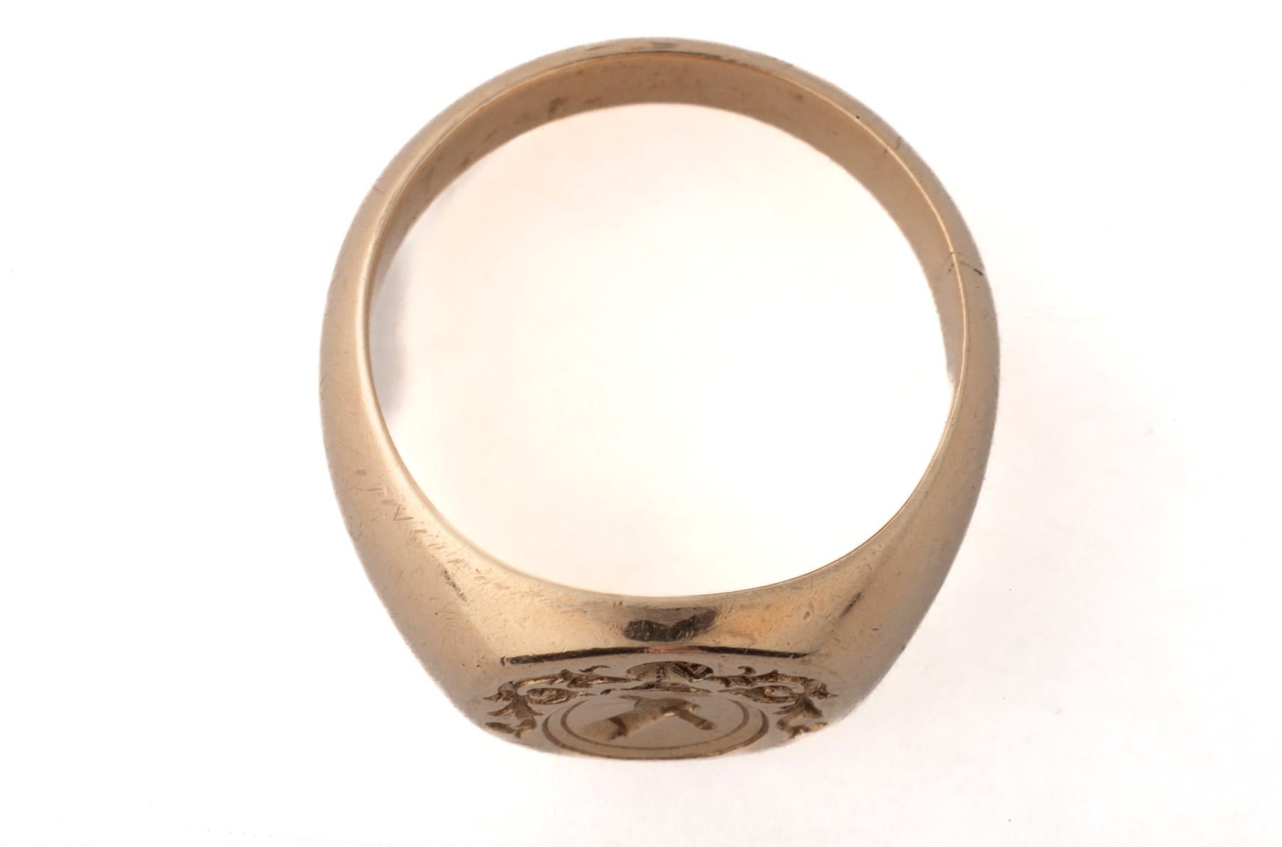 18 kt Gold French Raised Arm Signet Ring in vendita 4