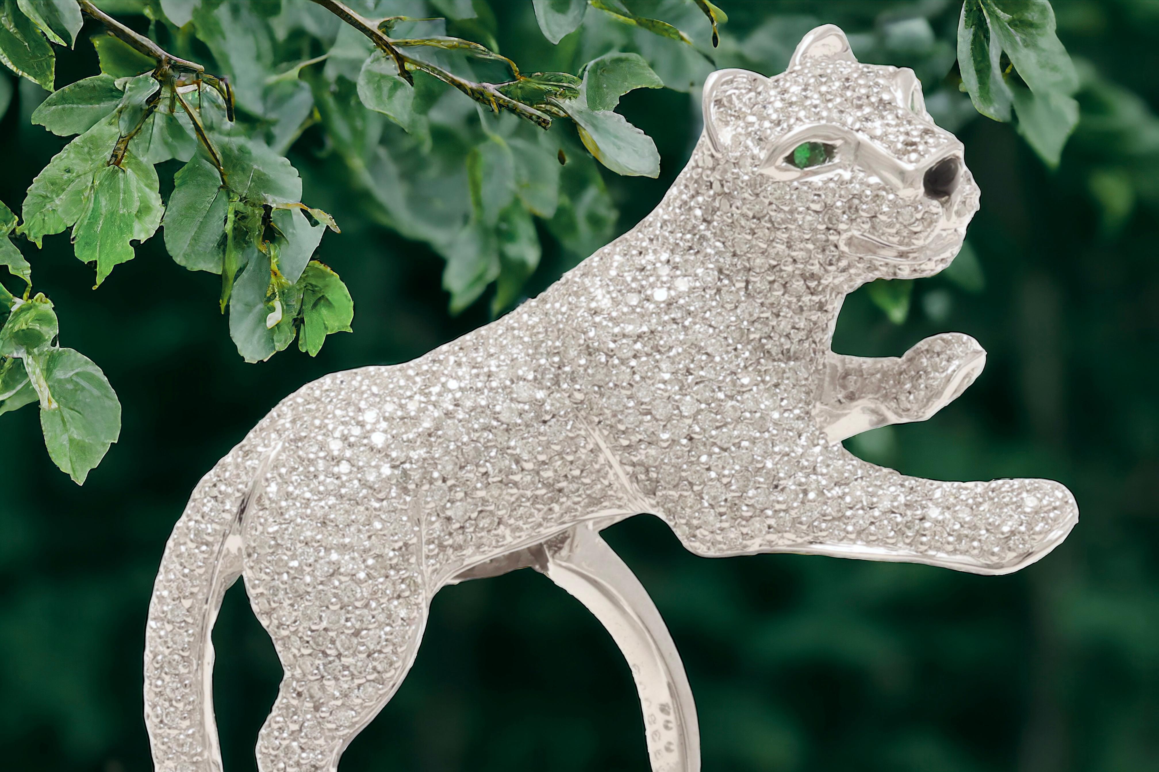 18 Kt Gold Full Pavé Diamonds Panther Ring with Green Emerald Eyes For Sale 7