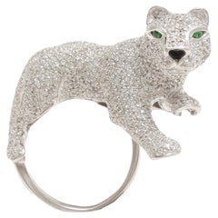 Anello Pantera in oro 18 Kt con pavé di diamanti e occhi di smeraldo verde