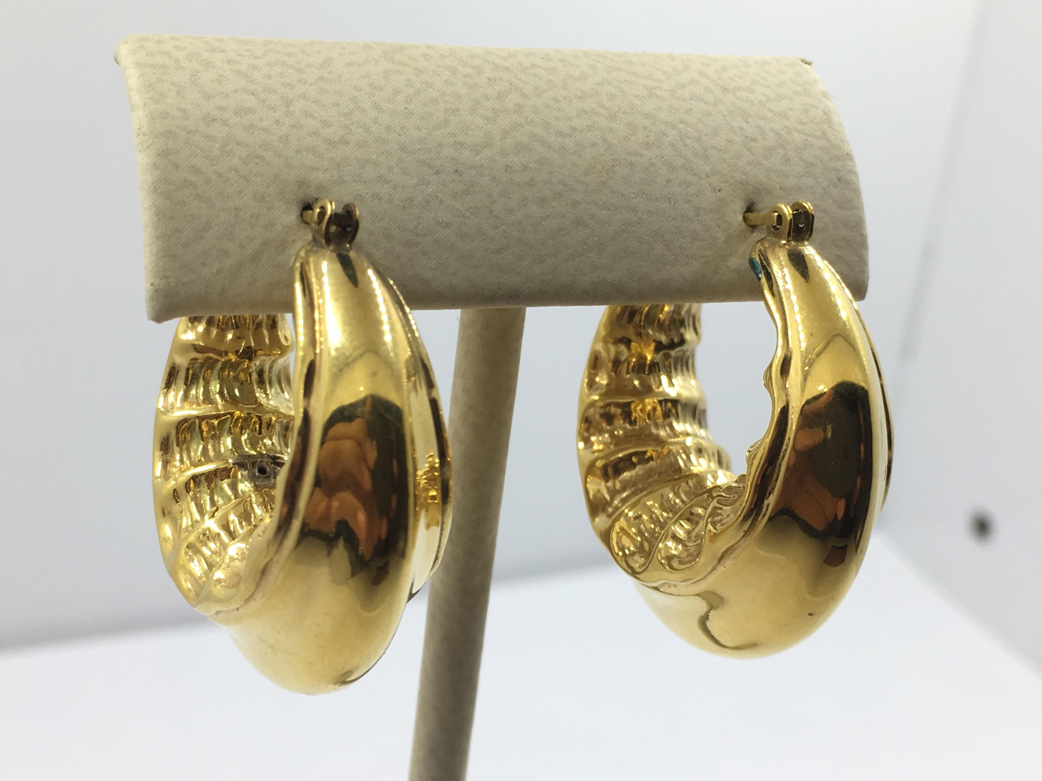 18Kt Yellow Gold Earrings
Made in Italy
Shrimp design on the inside, plain Design in front
9 grams