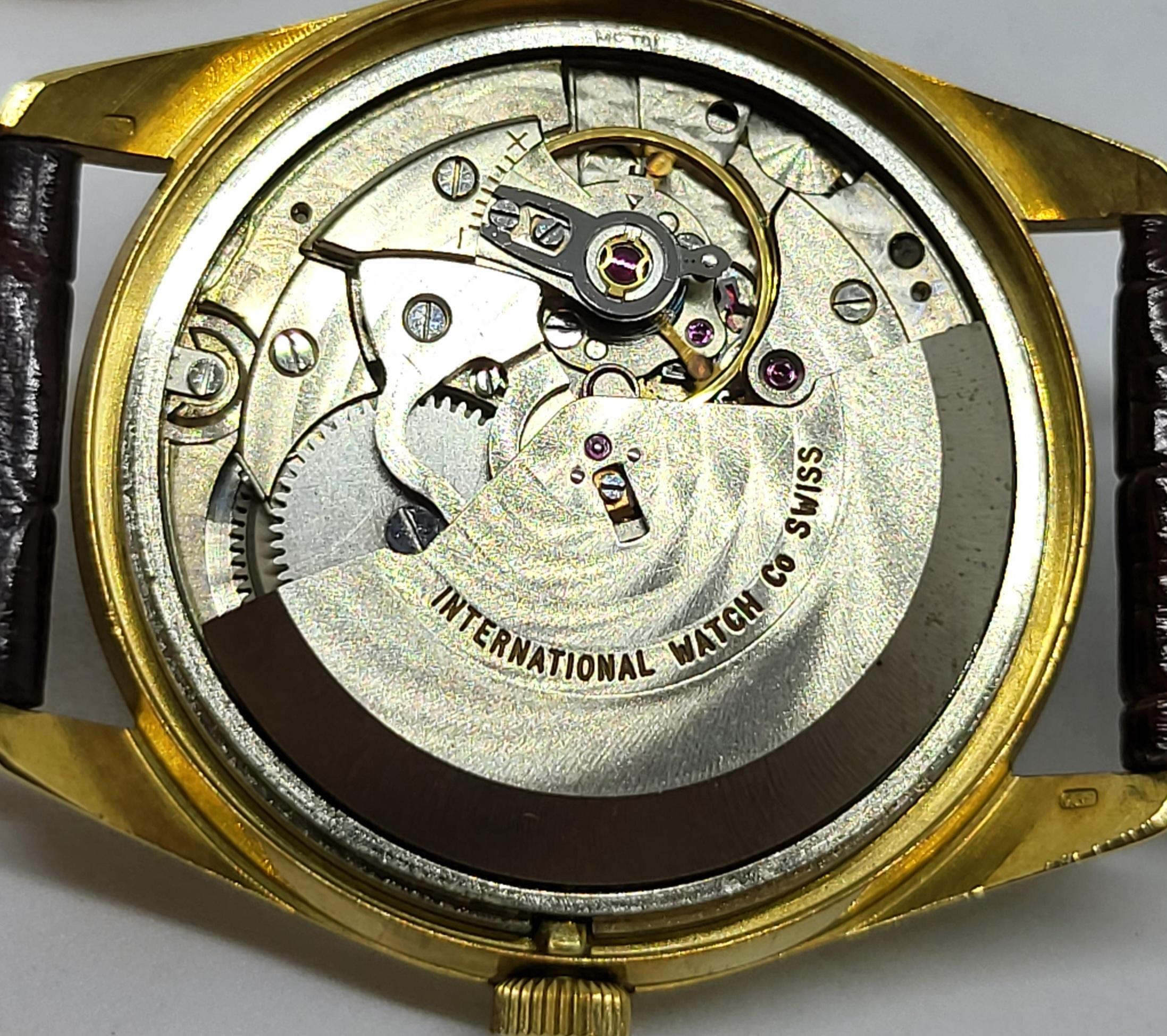 18 Kt Gold IWC Wrist Watch Automatic Caliber 8541 / 810A In Excellent Condition For Sale In Antwerp, BE