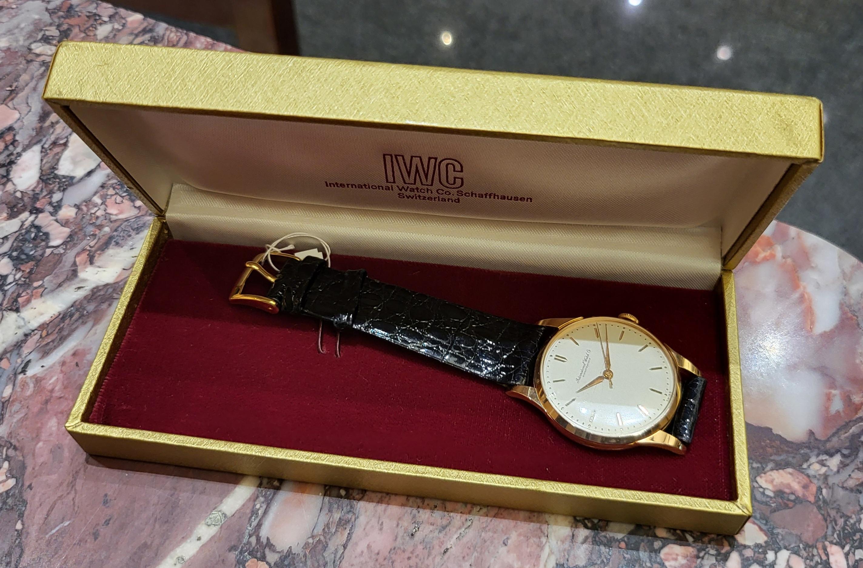18kt Pink Gold IWC Wrist Watch Caliber 89, Calatrava

Beautiful collectors watch in mint condition

Movement : Mechanical Manual Winding Caliber 89

Case : Solid 18kt pink gold, Diameter 33mm, thickness 8.9mm

Strap : Croc, will max fit a 19cm wrist