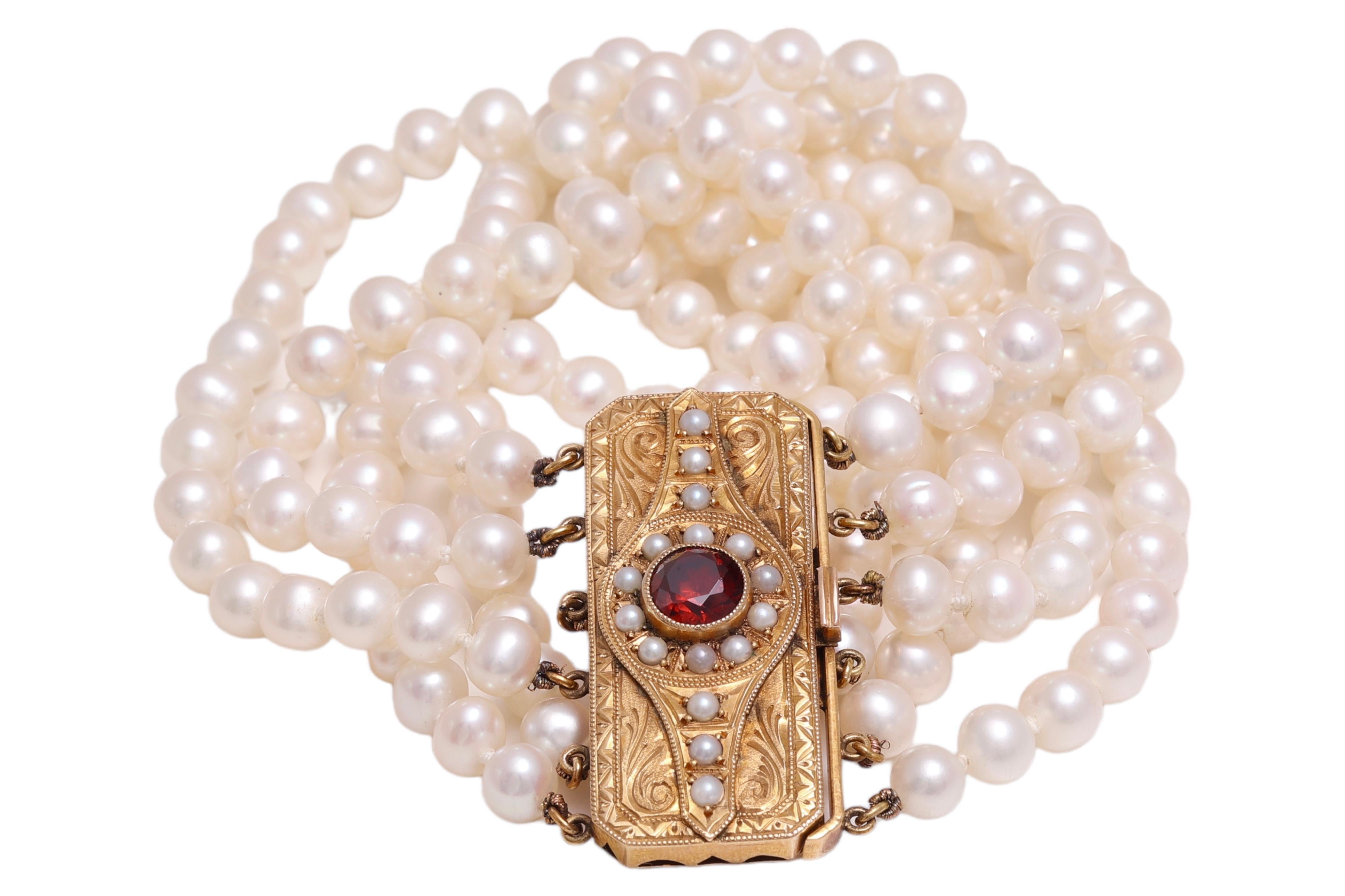 18 Kt Gold Lock, Bracelet with 6 Rows of Akoya Pearls & Art deco  1ct. Garnet  In Excellent Condition For Sale In Antwerp, BE