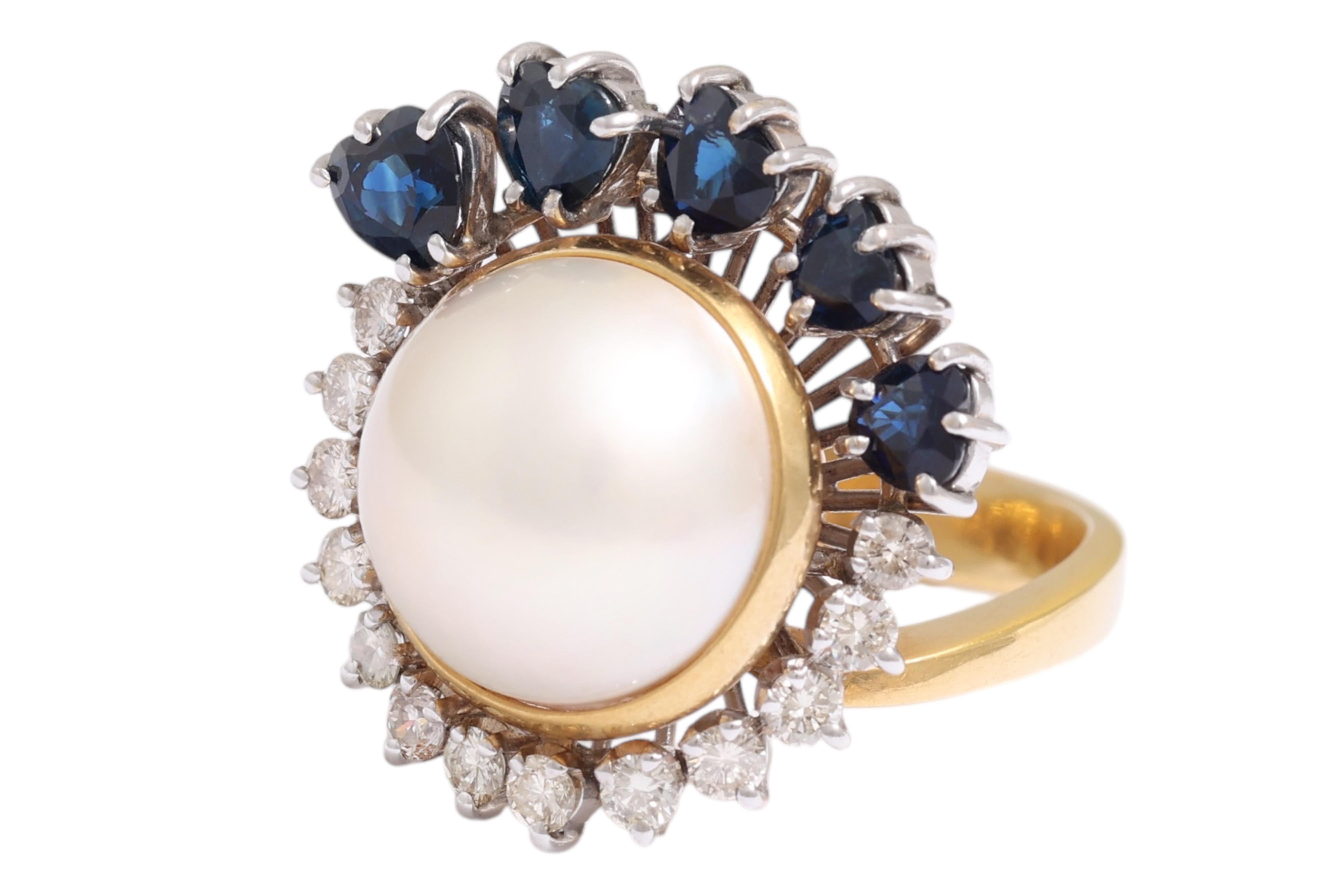 BELLE BAGUE AVEC GRANDE PERLE DE MARBRE, SAPHIRS EN FORME DE COEUR ET DIAMANTS

MATERIAL : or jaune 18 carats

POIDS : 12,6 grammes / 0,445 oz / 8,1 dwt

TAILLE : EU 58 / US 8.5

DIAMANT : 13 diamants taille brillant, 0,78 Ct

SAPPHIRES : 5 saphirs