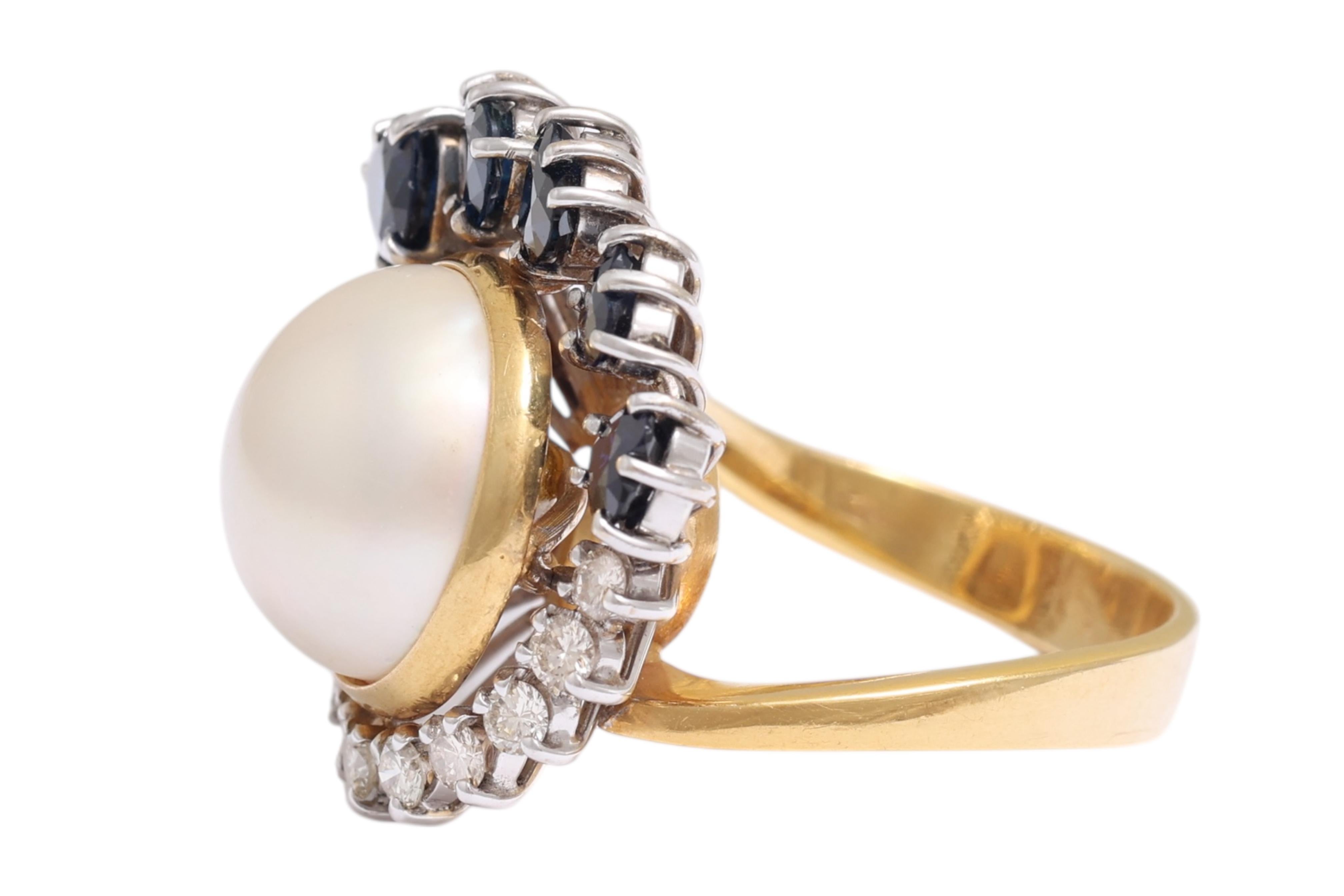 Moderne Bague en or 18 Kt perle de marbre, diamants et saphirs en forme de coeur en vente