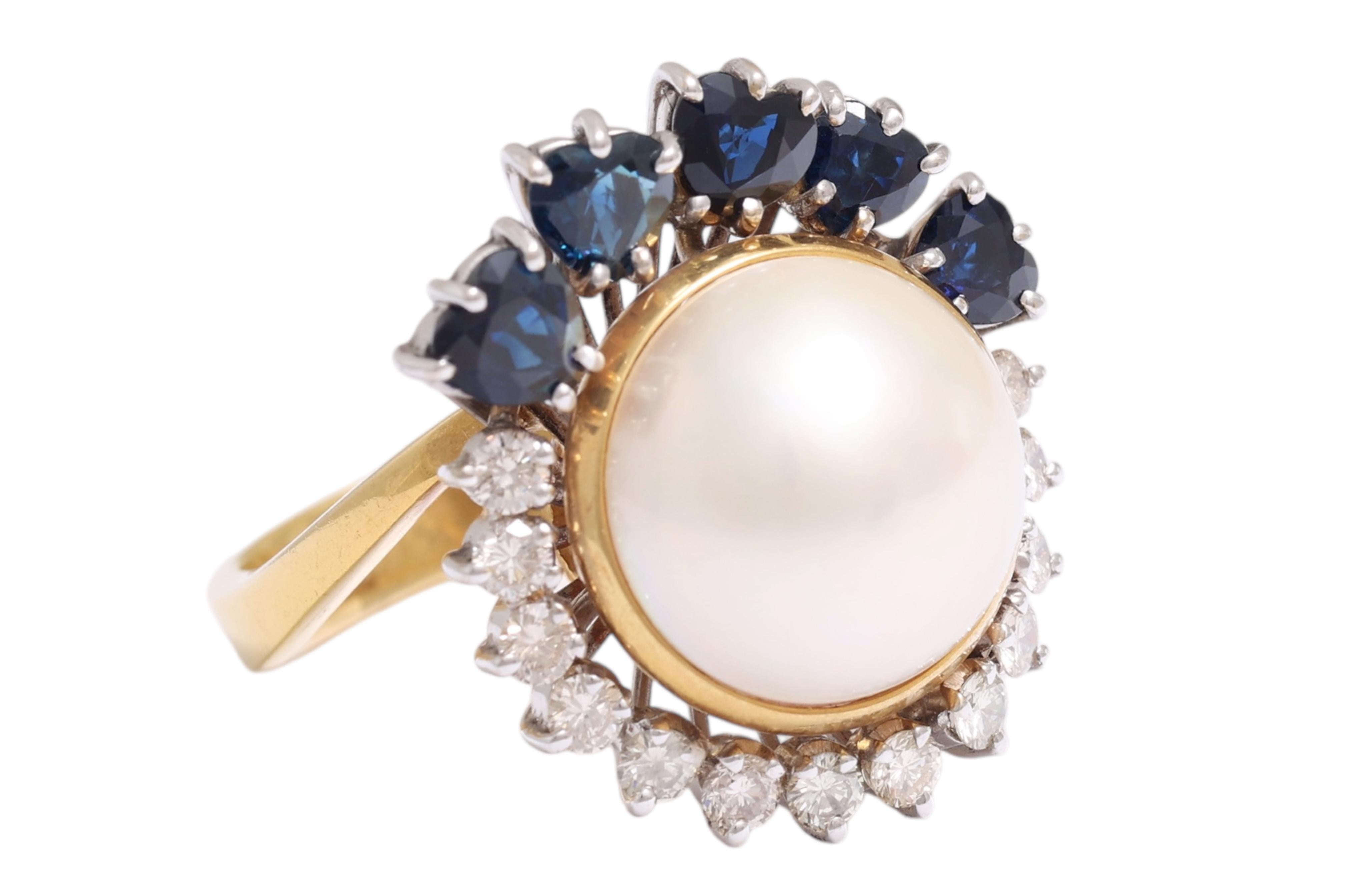 Taille brillant Bague en or 18 Kt perle de marbre, diamants et saphirs en forme de coeur en vente