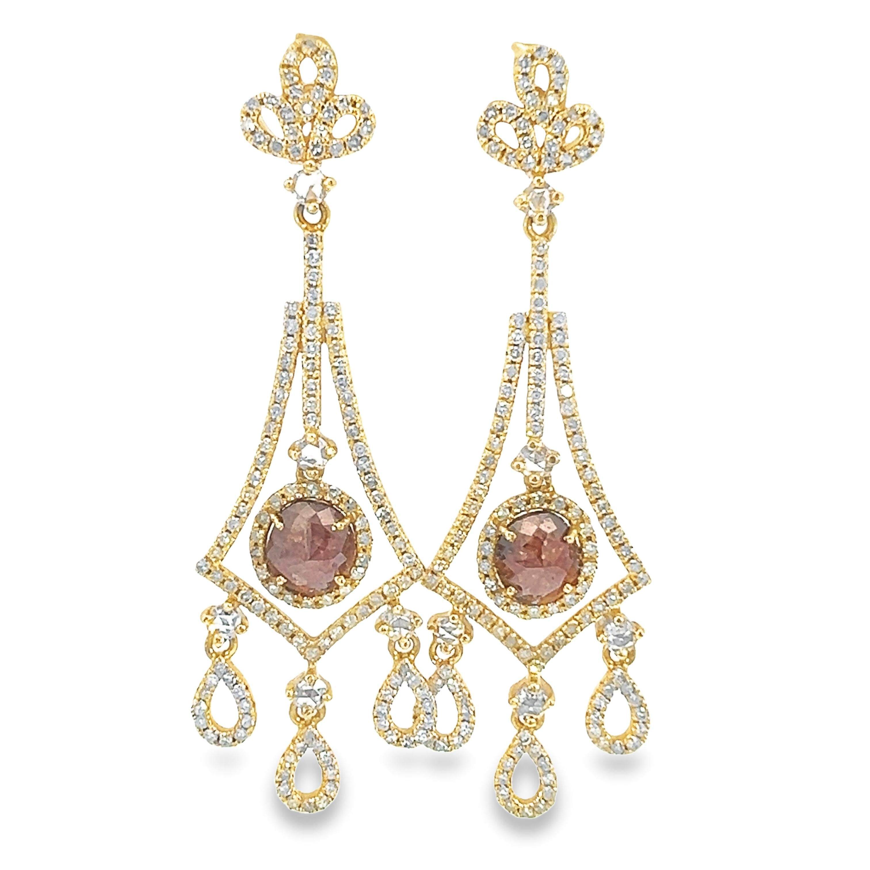 Un eccezionale paio di orecchini in oro giallo 18 carati con un diamante naturale da 5,10 carati. Questi splendidi orecchini chandelier di diamanti, con una delicata cascata di diamanti, ti faranno risplendere e abbagliare. 