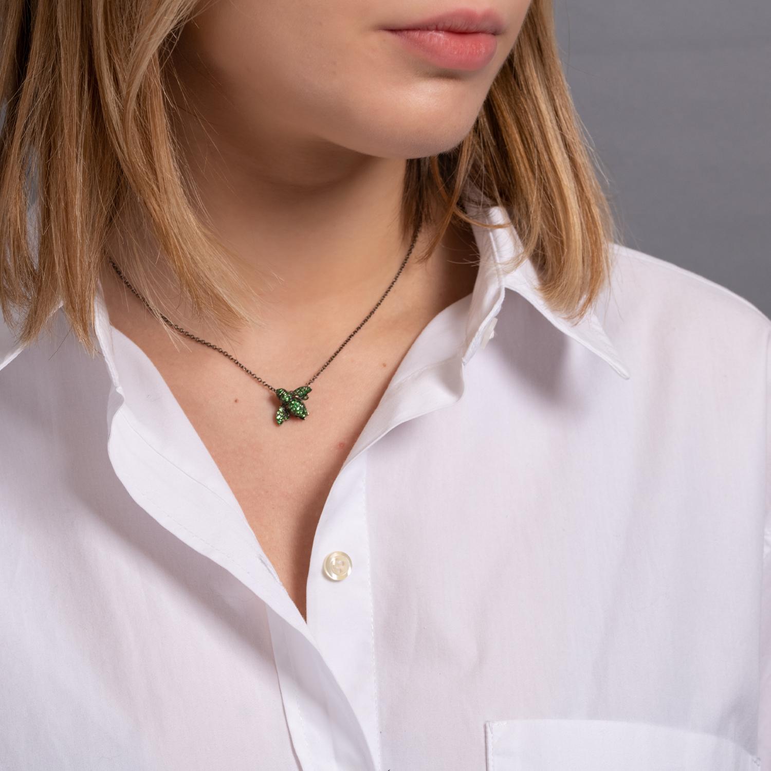 Delicate burnished gold necklace characterized by 0,55 carat of green garnets bee pendant that give a touch of freshness to the jewel. The stones give depth like a flight.
length 40 cm