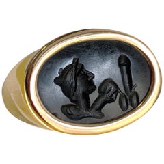 Bague en or 18 carats avec intaille romaine en onyx représentant le dieu Dionysos et un Phallus ailé