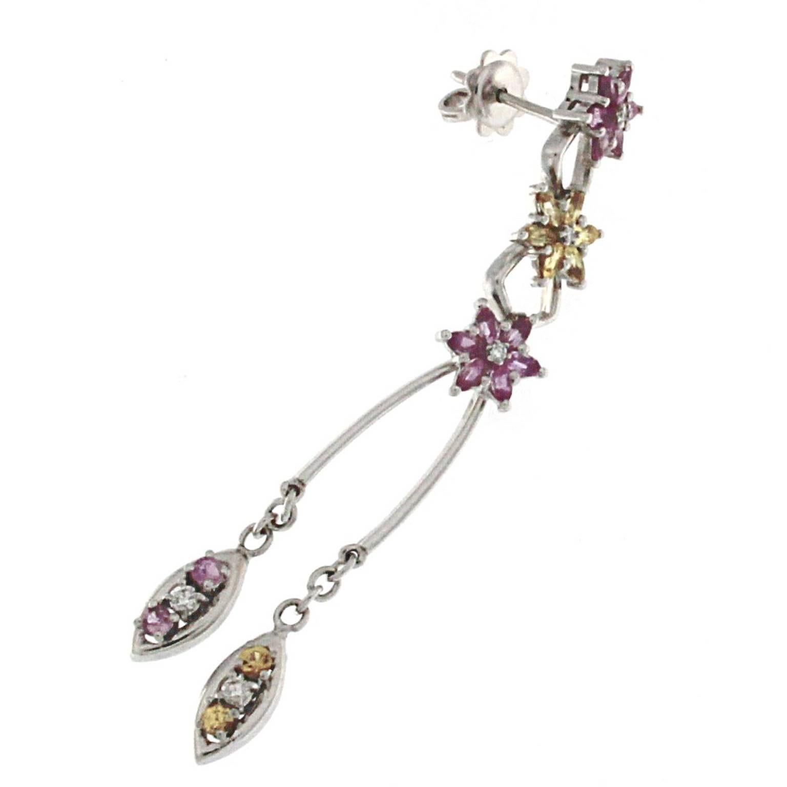 Descrizione:
Questi splendidi orecchini della collezione Flower Blossom sono realizzati in oro bianco 18 kt e presentano squisiti petali realizzati con zaffiri rosa e gialli tagliati a navette, creando un vibrante disegno floreale. Ogni orecchino è