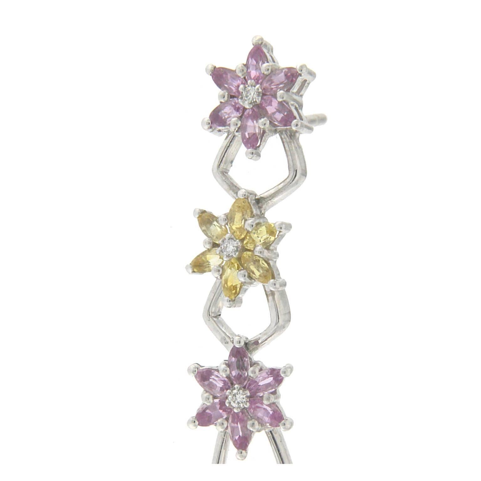 Eleganti orecchini in oro bianco della collezione Flower Blossom In condizioni Nuovo in vendita a Milano, Lombardia