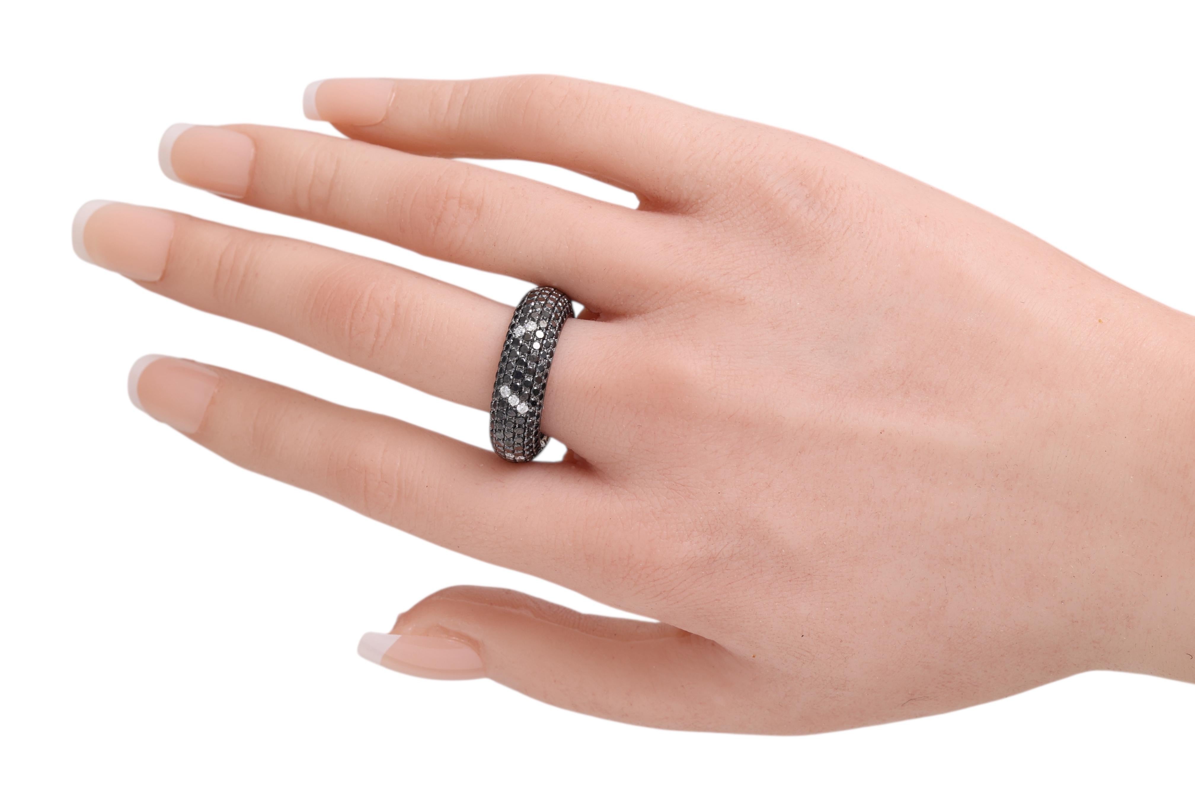 18 Kt Gold Pavé Schwarz & Weiß Diamanten Verlobungsring /Mode Ring im Angebot 4