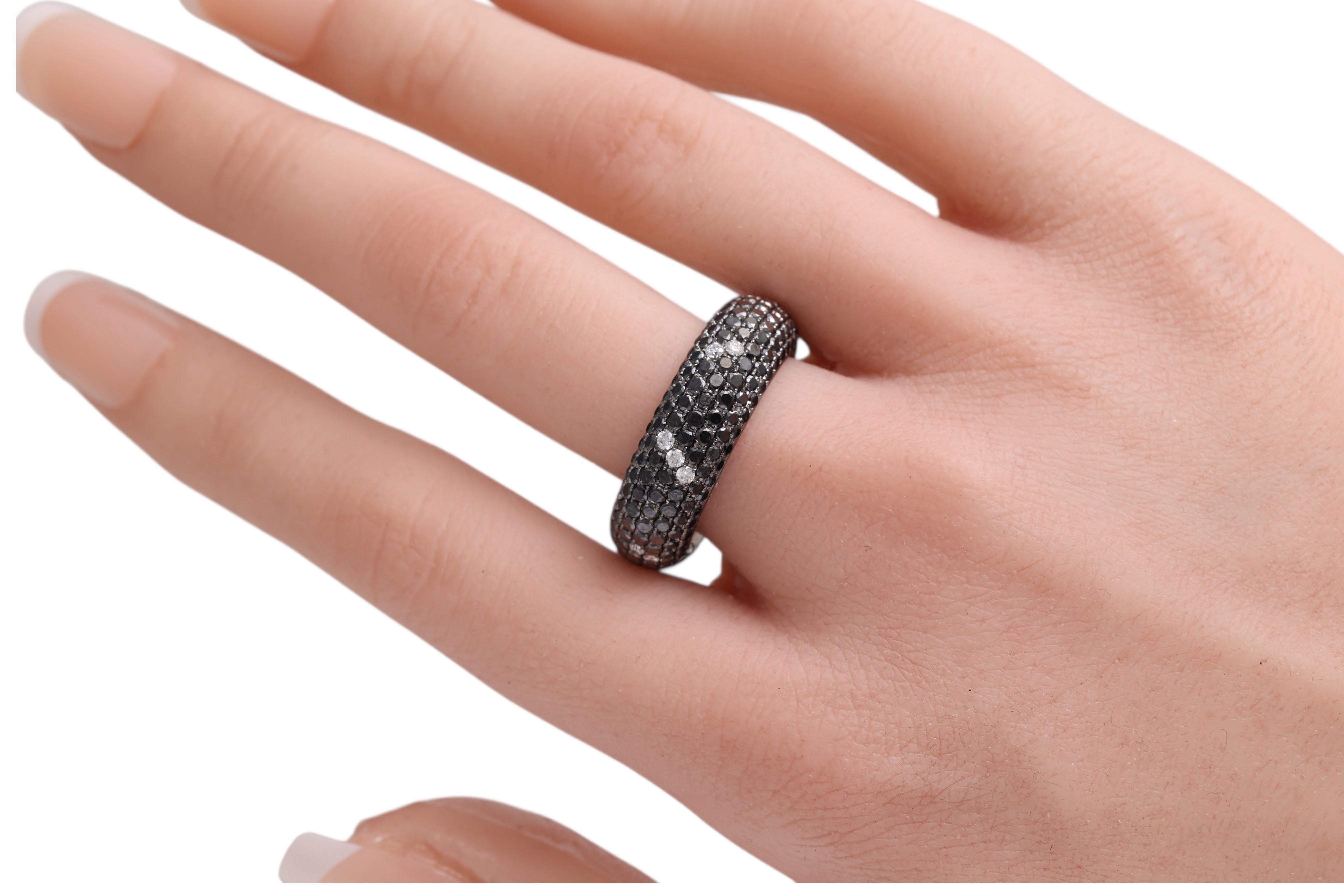 18 Kt Gold Pavé Schwarz & Weiß Diamanten Verlobungsring /Mode Ring im Angebot 5