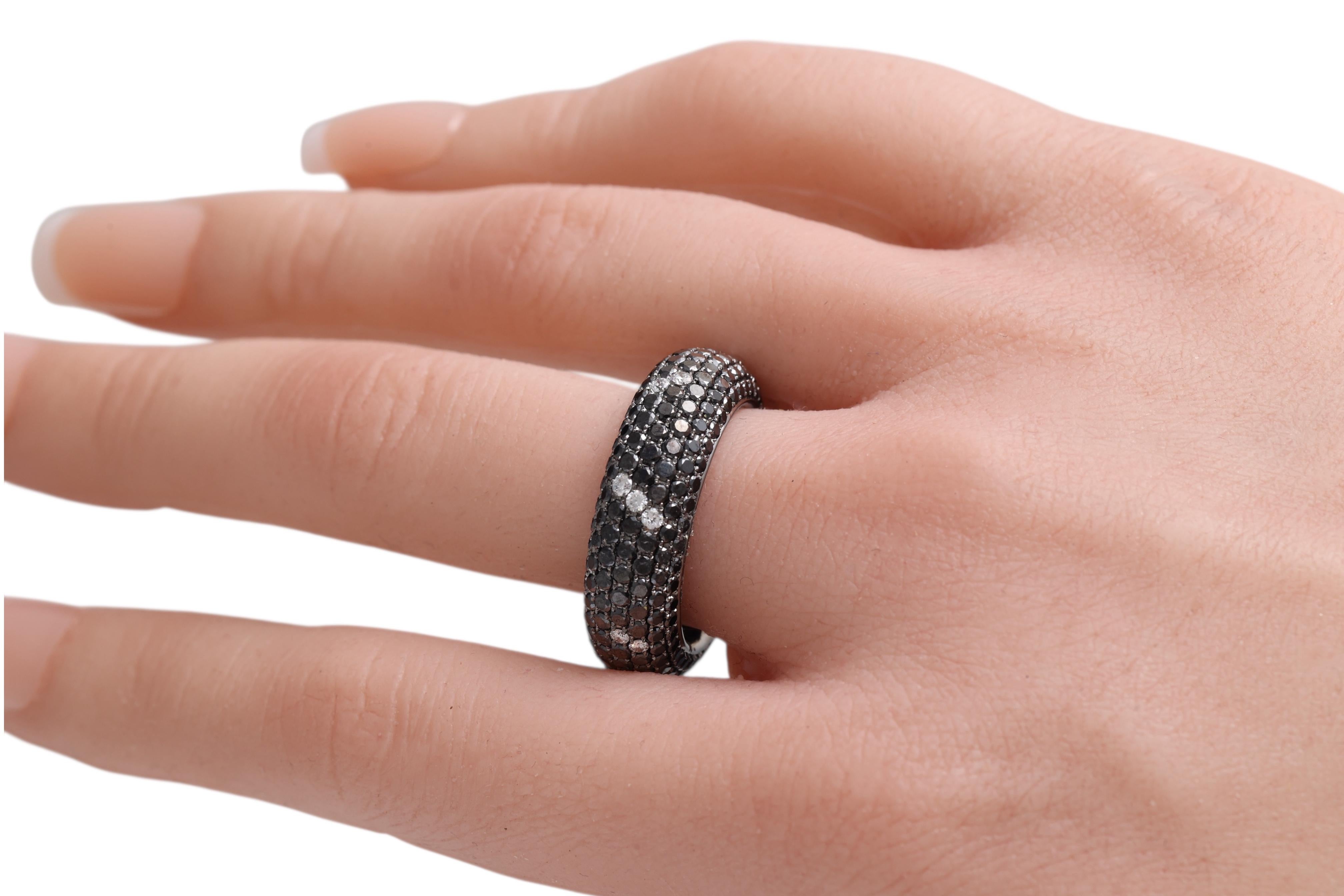 18 Kt Gold Pavé Schwarz & Weiß Diamanten Verlobungsring /Mode Ring im Angebot 6