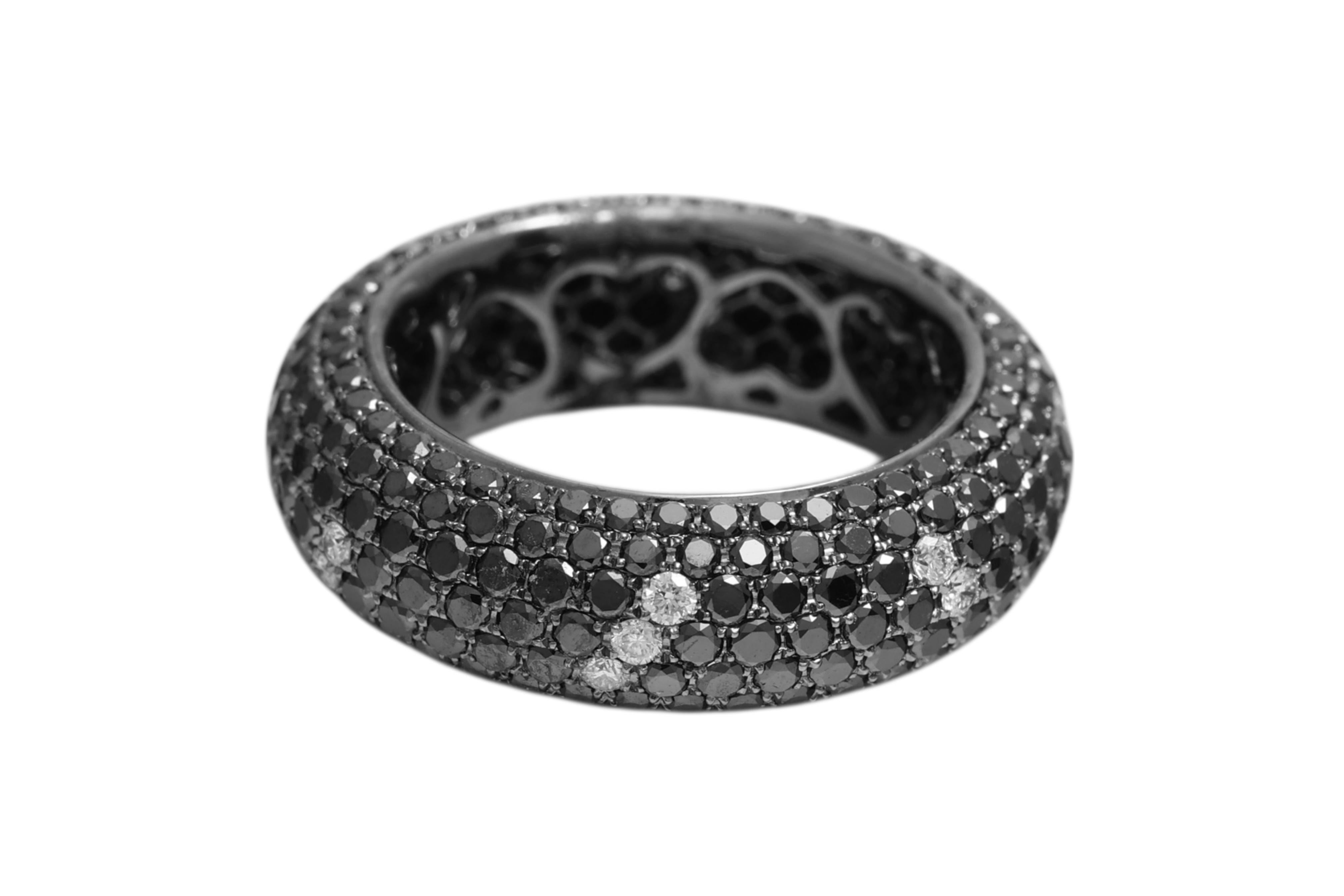 18 Kt Gold Pavé Schwarz & Weiß Diamanten Verlobungsring /Mode Ring (Brillantschliff) im Angebot
