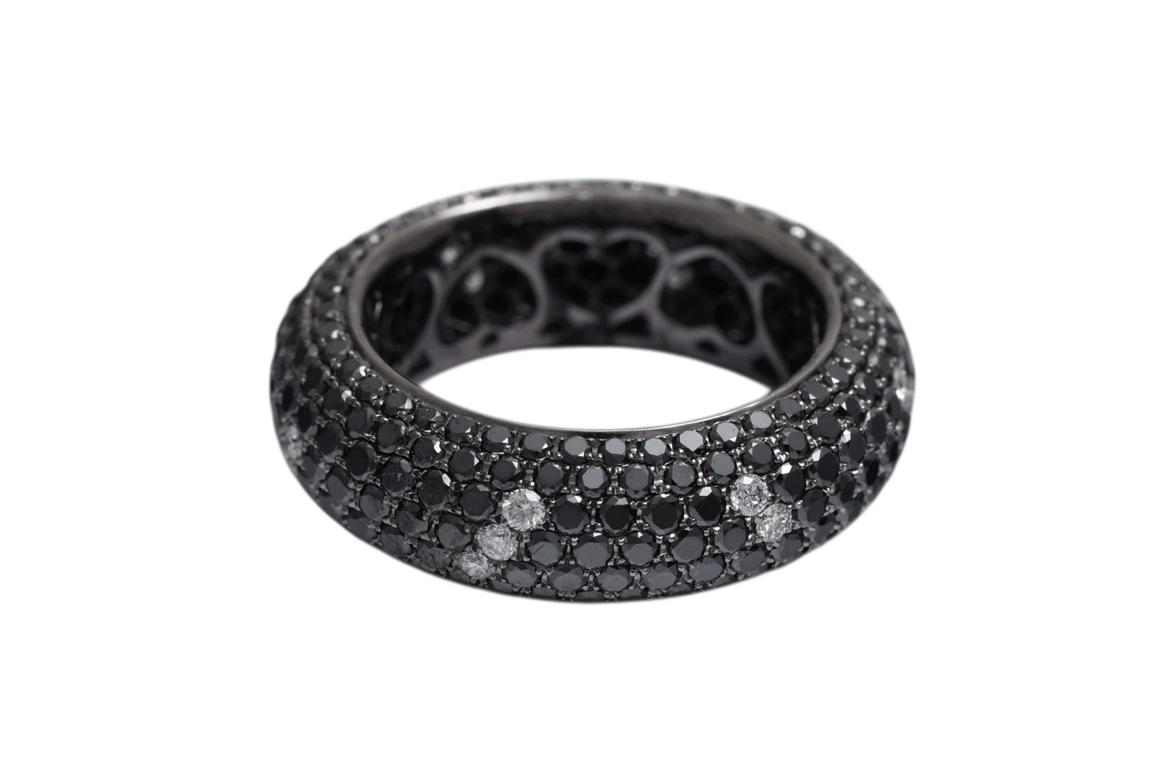 18 Kt Gold Pavé Schwarz & Weiß Diamanten Verlobungsring /Mode Ring für Damen oder Herren im Angebot