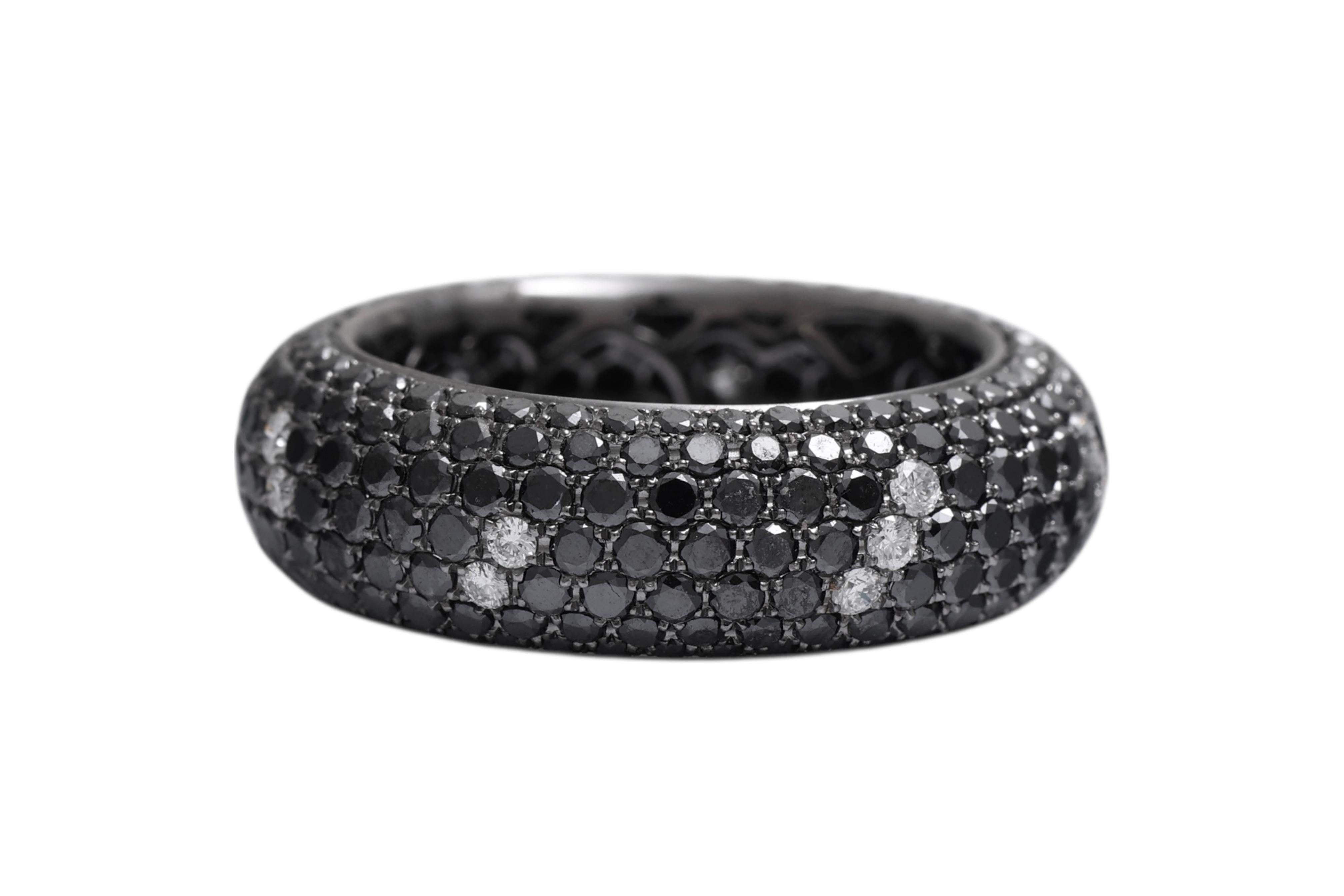 18 Kt Gold Pavé Schwarz & Weiß Diamanten Verlobungsring /Mode Ring im Angebot 1