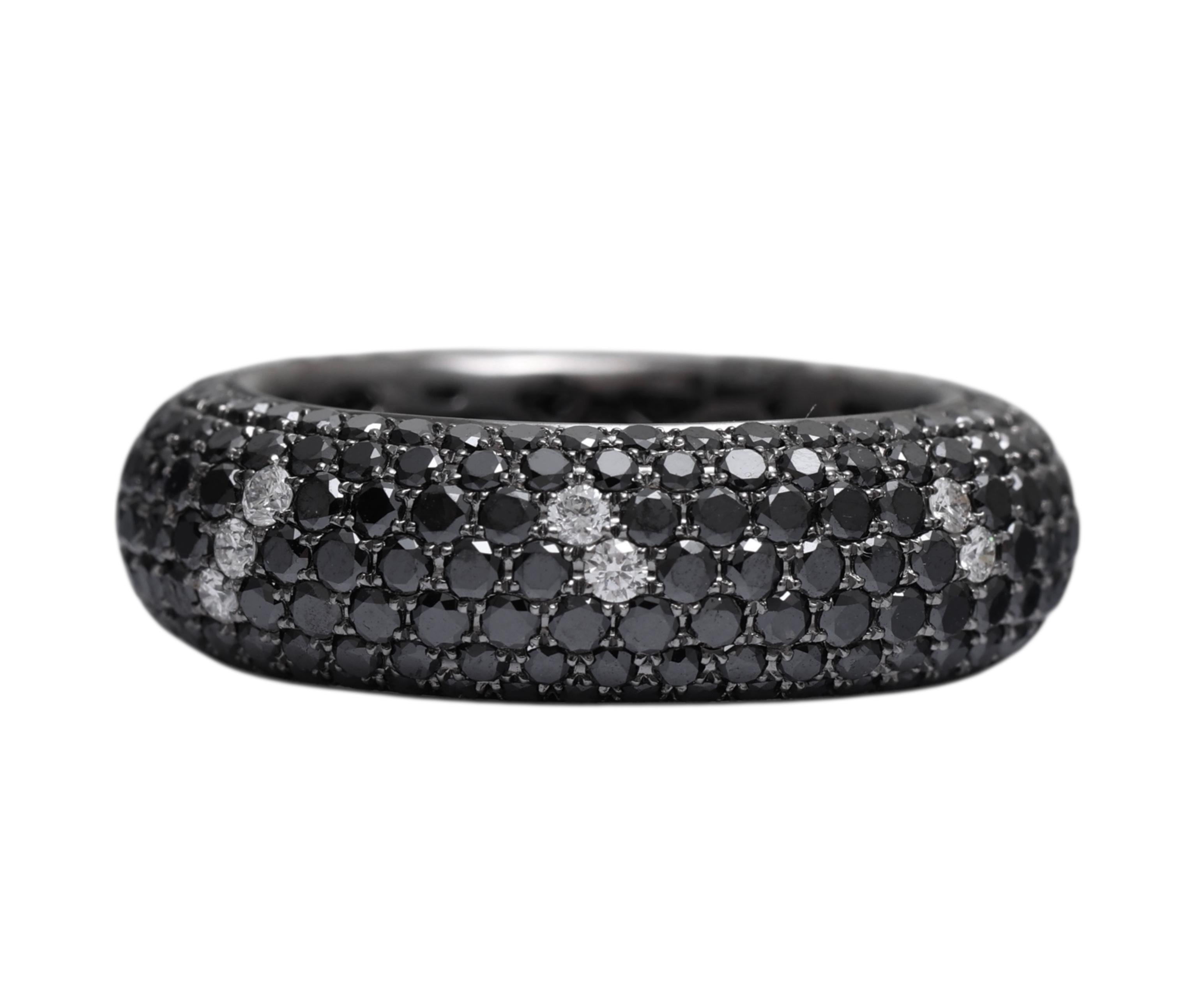 18 Kt Gold Pavé Schwarz & Weiß Diamanten Verlobungsring /Mode Ring im Angebot 2
