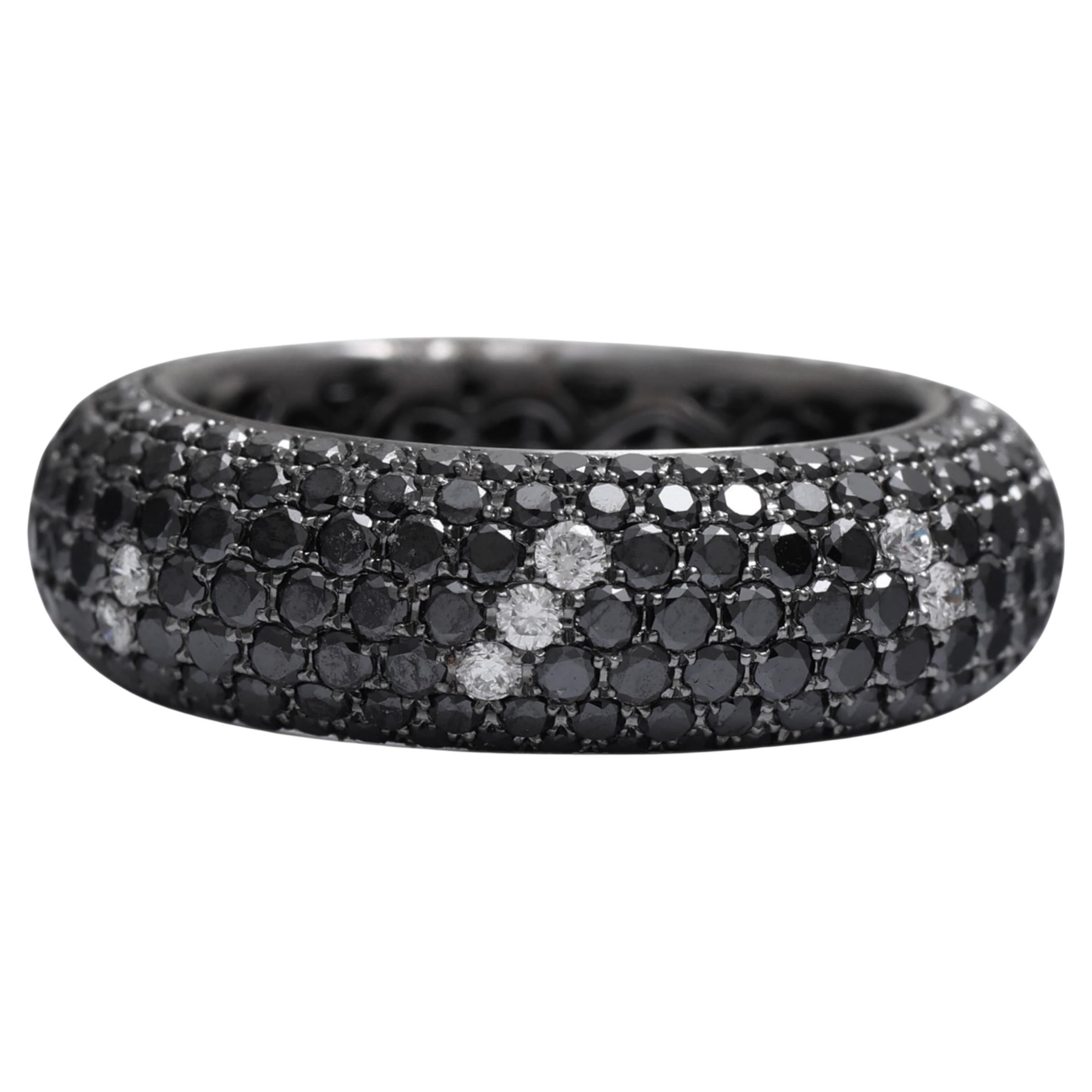 18 Kt Gold Pavé Schwarz & Weiß Diamanten Verlobungsring /Mode Ring im Angebot