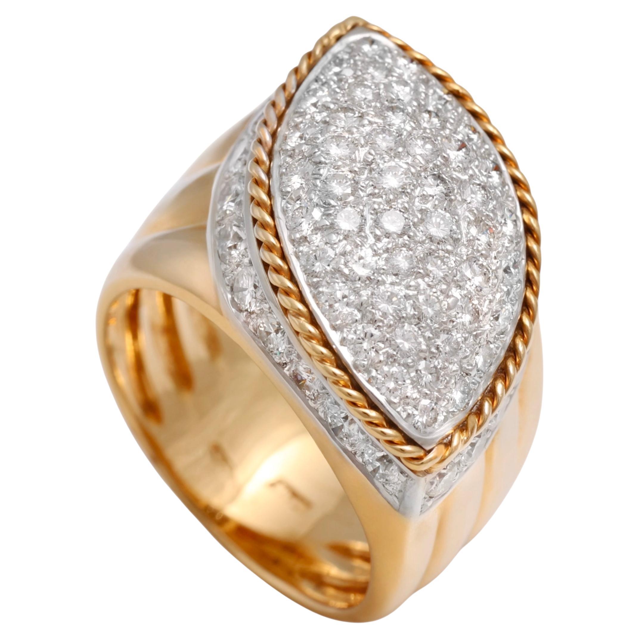 Anillo de oro de 18 kt con pavé de diamantes talla brillante en forma de marquesa 

Diamantes : Diamantes naturales talla brillante 1,8 qt  E/F VVS, calidad superior

Peso total : 19,6 gramos / 12,7 TPM