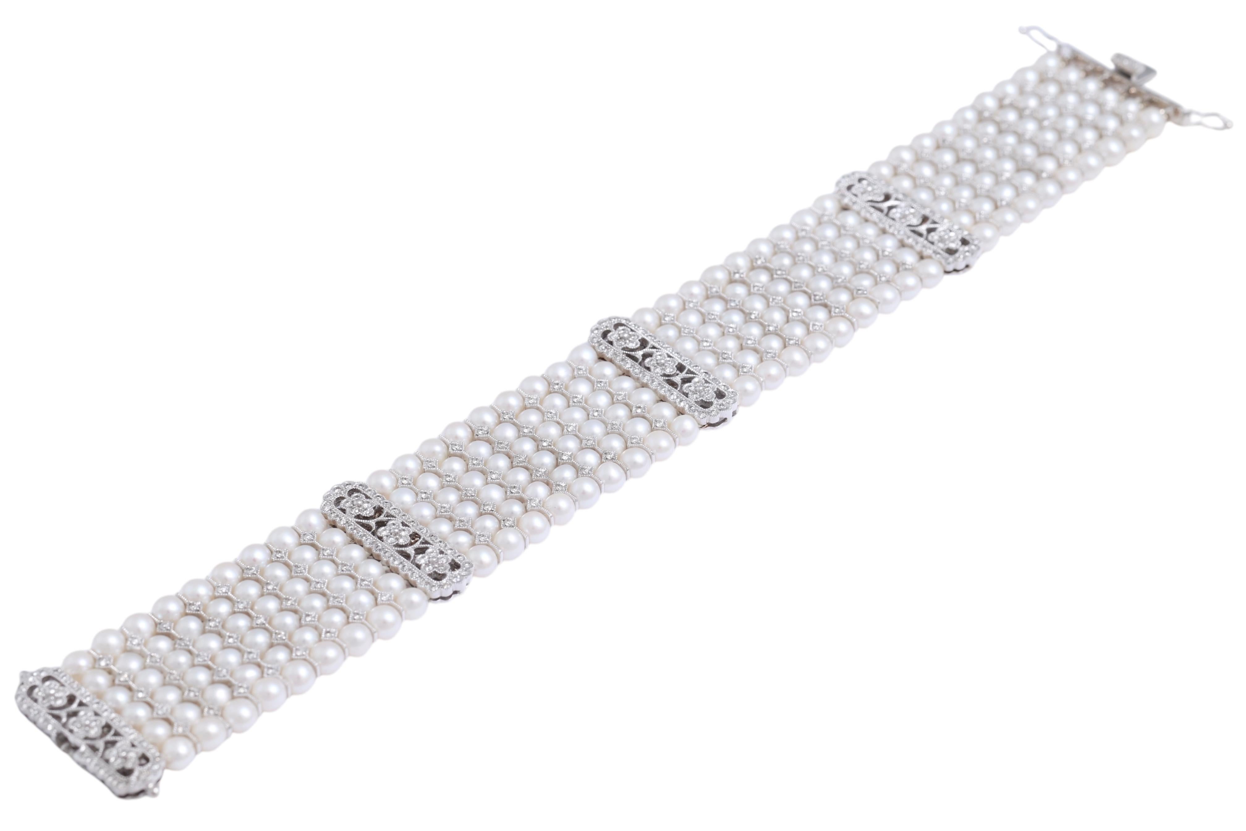 BRACELET EN OR AVEC DIAMANTS ET 6 RANGS DE PERLES ET DIAMANTS

MATERIAL : or blanc 18 carats

POIDS : 37,3 grammes

DIAMANT : 348 diamants taille brillant (ensemble environ 1,79 cts, couleur G-H)

PERLES : couleur blanc argenté avec une nuance douce