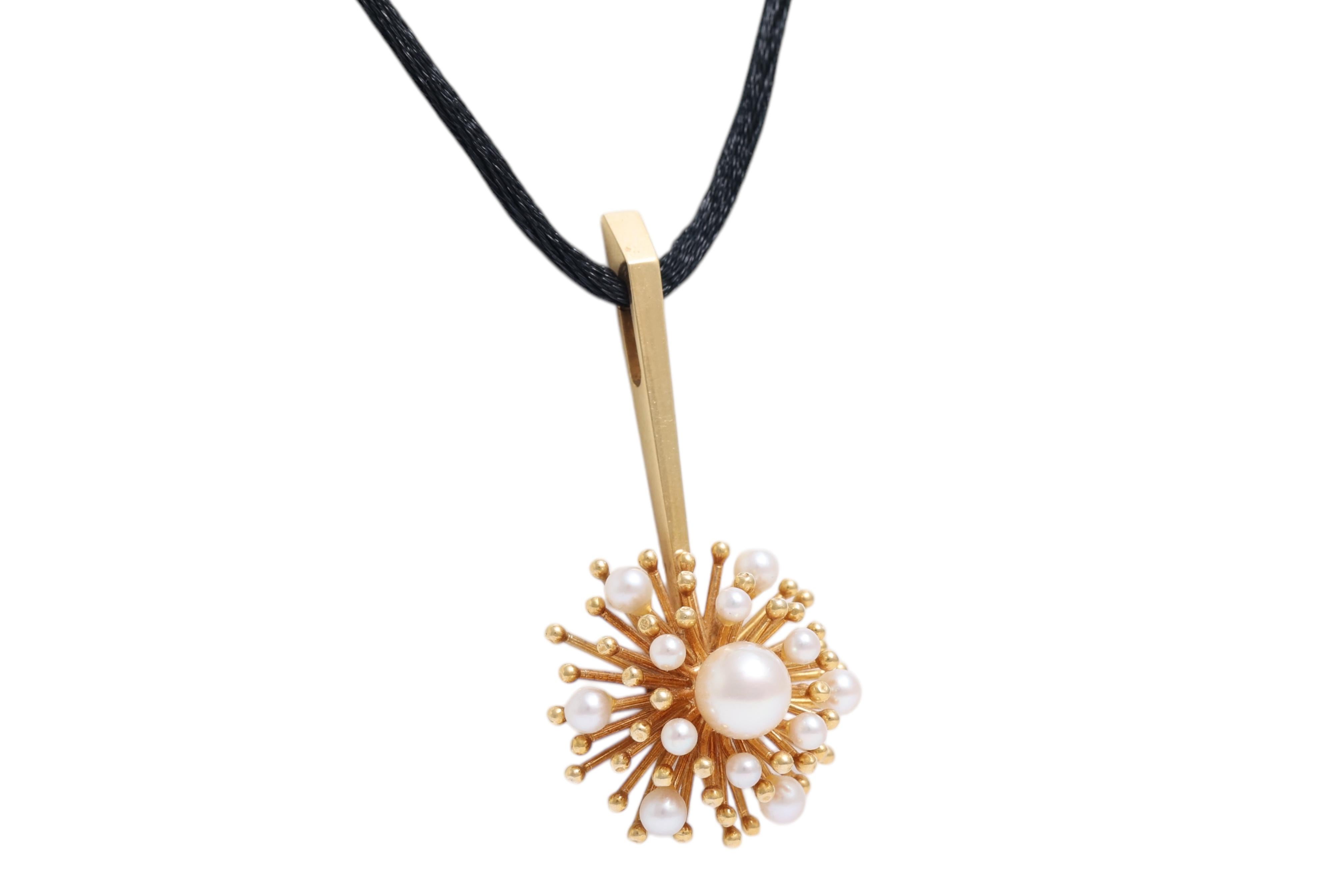 GOLDENES SET MIT PERLEN, OHRRINGEN, ANHÄNGER UND RING

MATERIAL: 18 kt Gelbgold

GRÖSSE ANHÄNGER: 24 mm x 47 mm

GEWICHT ANHÄNGER: 9,9 Gramm / 6,4 dwt / 0,350 Unzen

GRÖSSE RING: 55 (kann kostenlos in der Größe verändert werden)

GEWICHT RING: 6,5