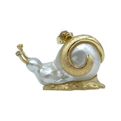 18 Kt Gold Pendant/Necklace and Charm White Diamond Australian Pearl Snail