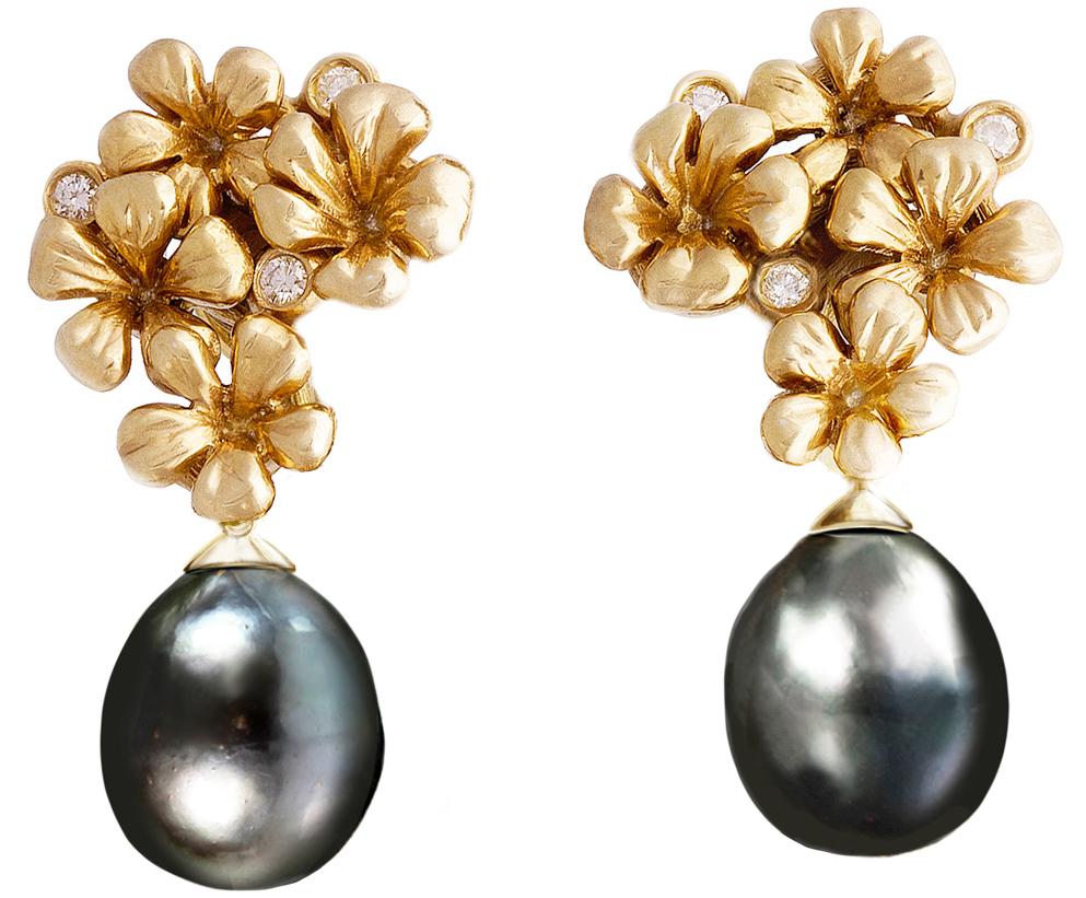 Tahitian Black Pearls Eighteen Karat Yellow Gold Drop Earrings with Diamonds  For Sale 1