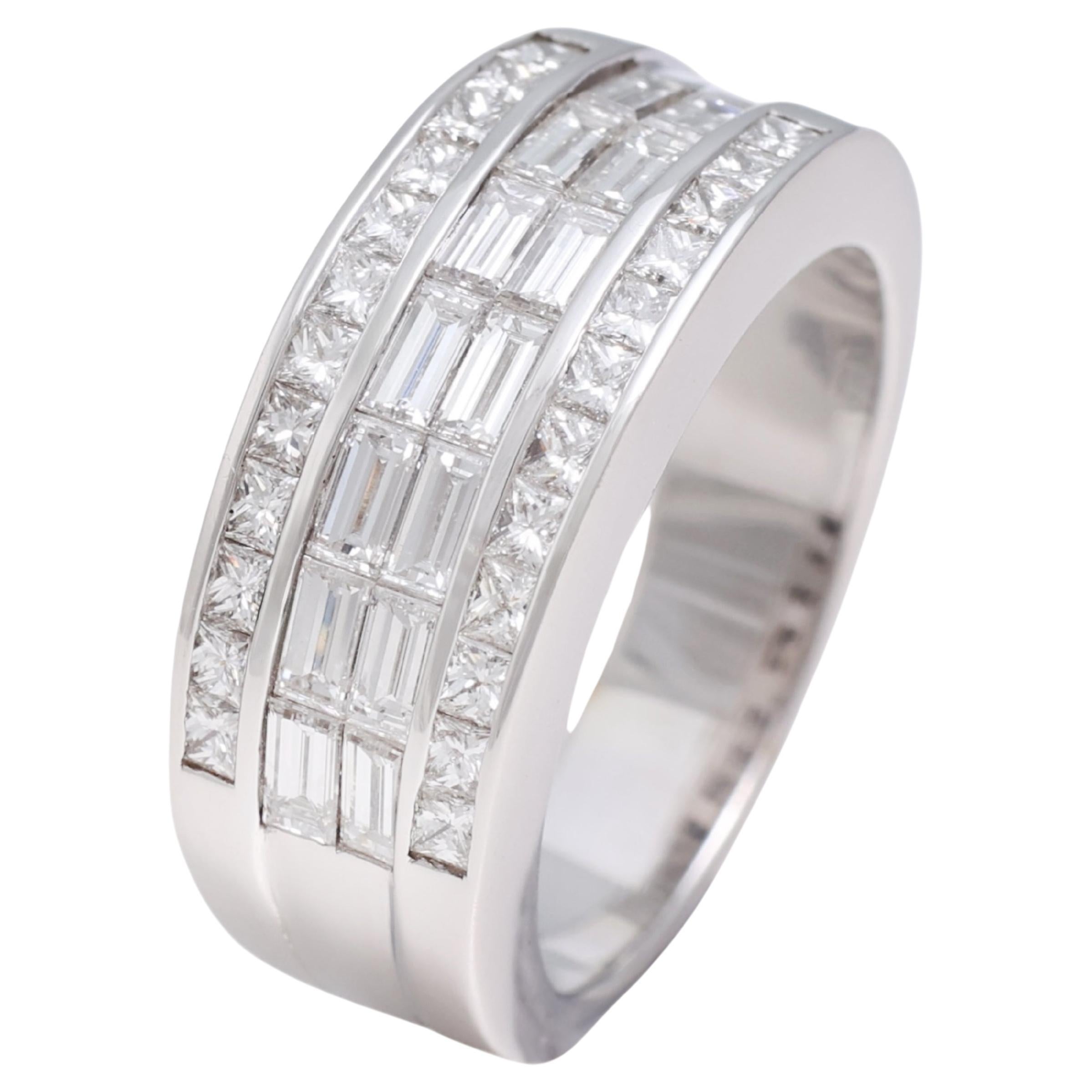 18 Kt Gold Princess & Baguette Cut Diamonds Alliance Engagement Ring For Sale
