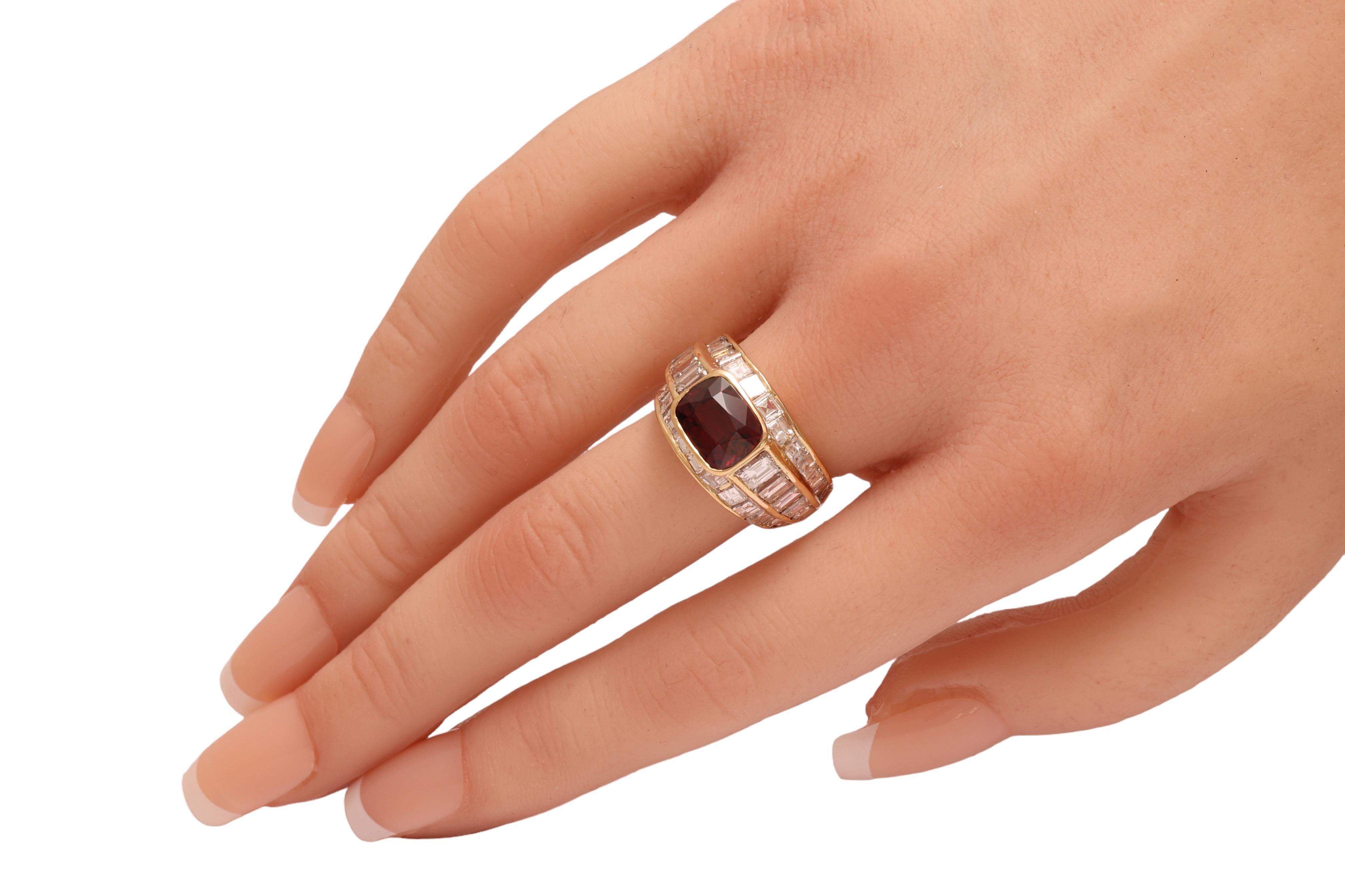 Women's or Men's 18 Kt Gold Ring, 3.5 Ct Burmese Red Spinel & 4.6 Ct Diamonds, Estate sultan Oman For Sale