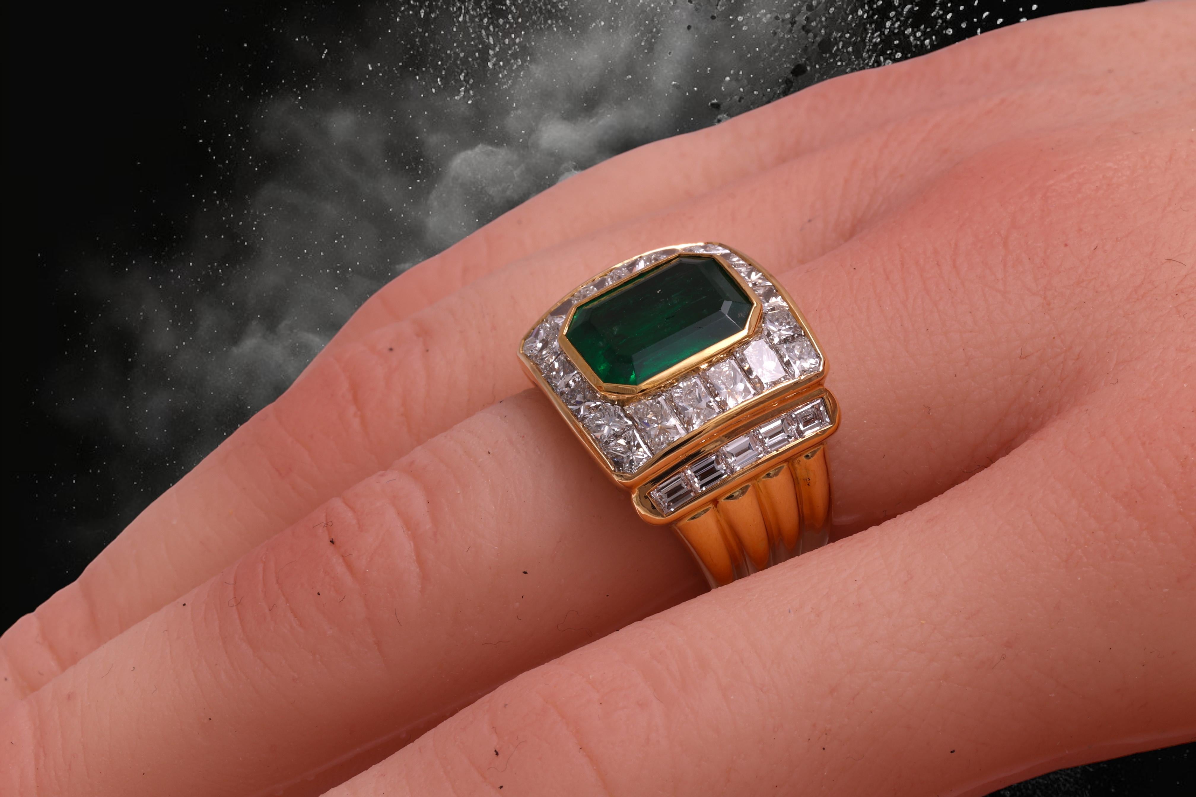 18 kt. Gold Ring Himalayan Afghanistan Emerald & Diamonds, Estate Sultan Oman  For Sale 3