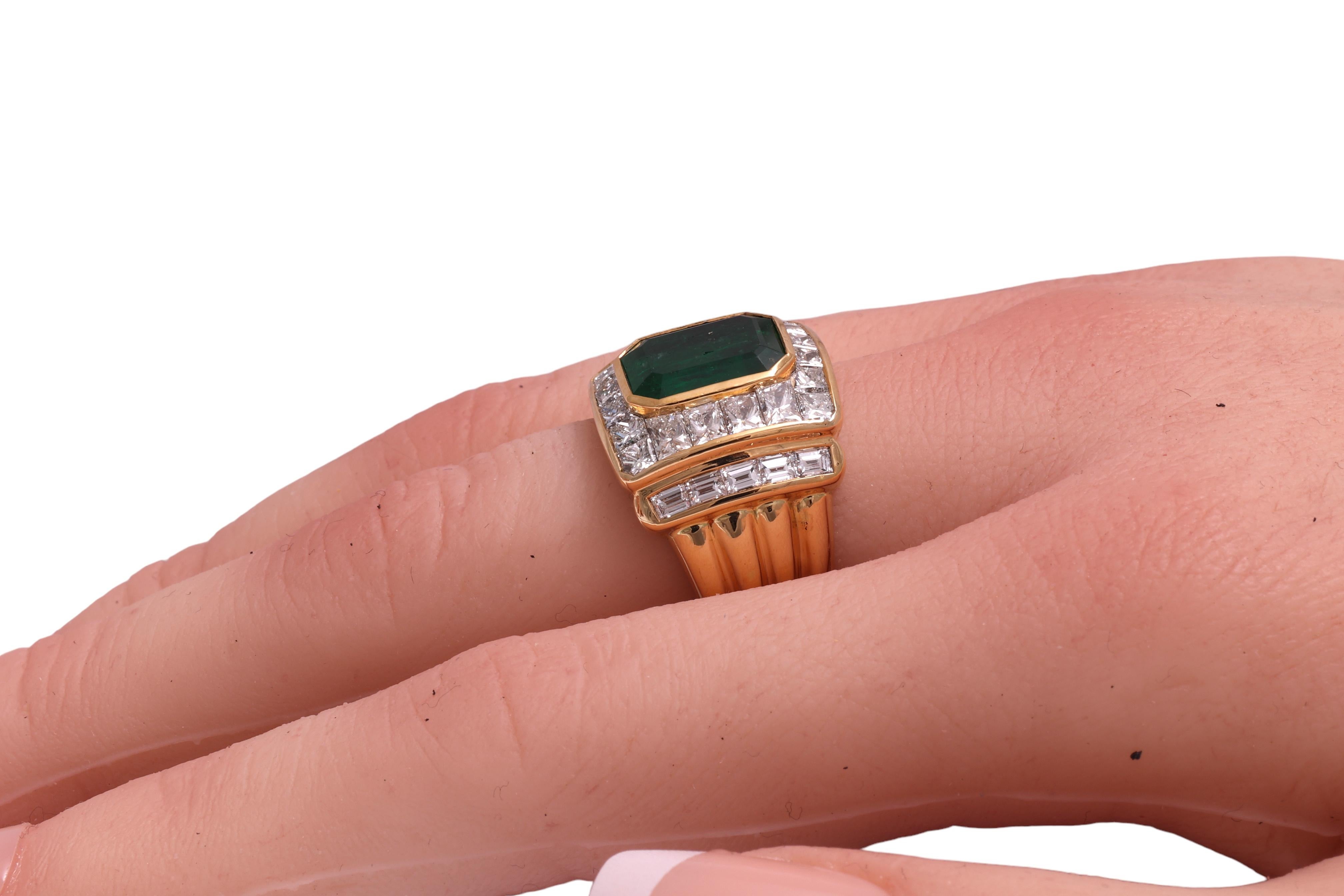 18 kt. Gold Ring Himalayan Afghanistan Emerald & Diamonds, Estate Sultan Oman  For Sale 4