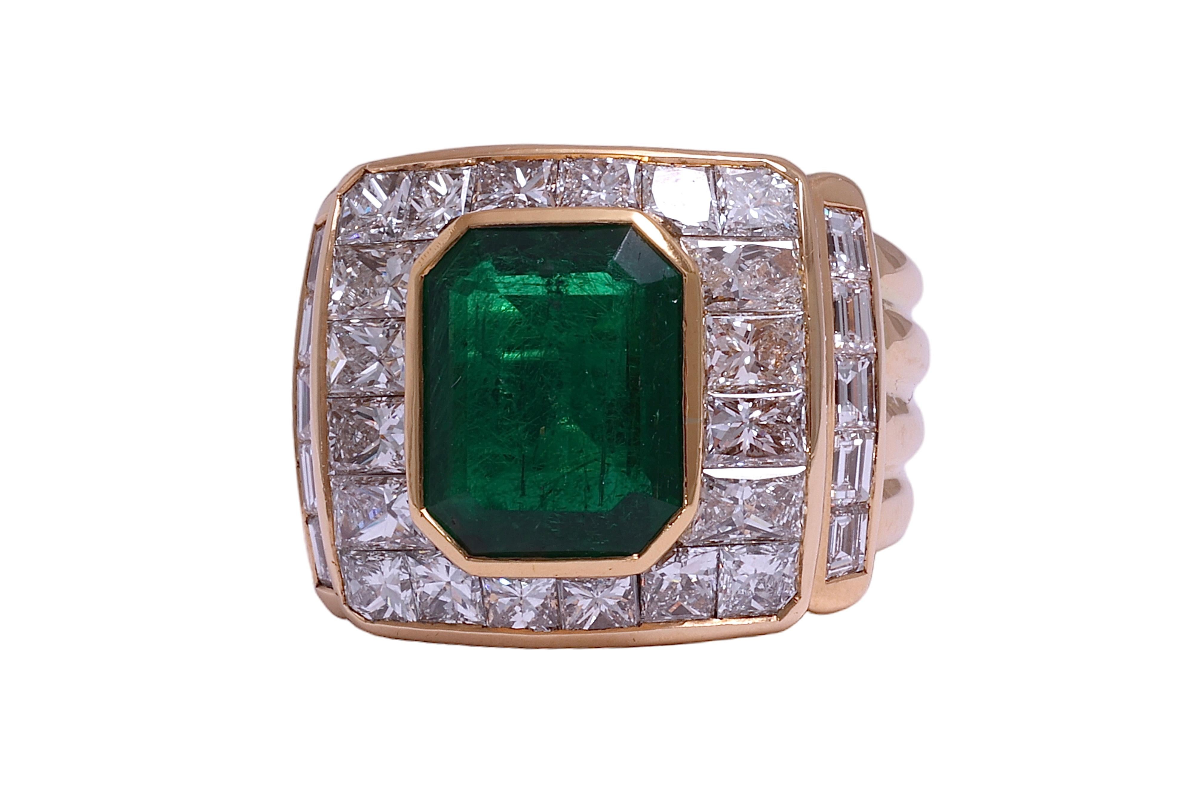 18 kt. Gold Ring Himalayan Afghanistan Emerald & Diamonds, Estate Sultan Oman In Excellent Condition For Sale In Antwerp, BE