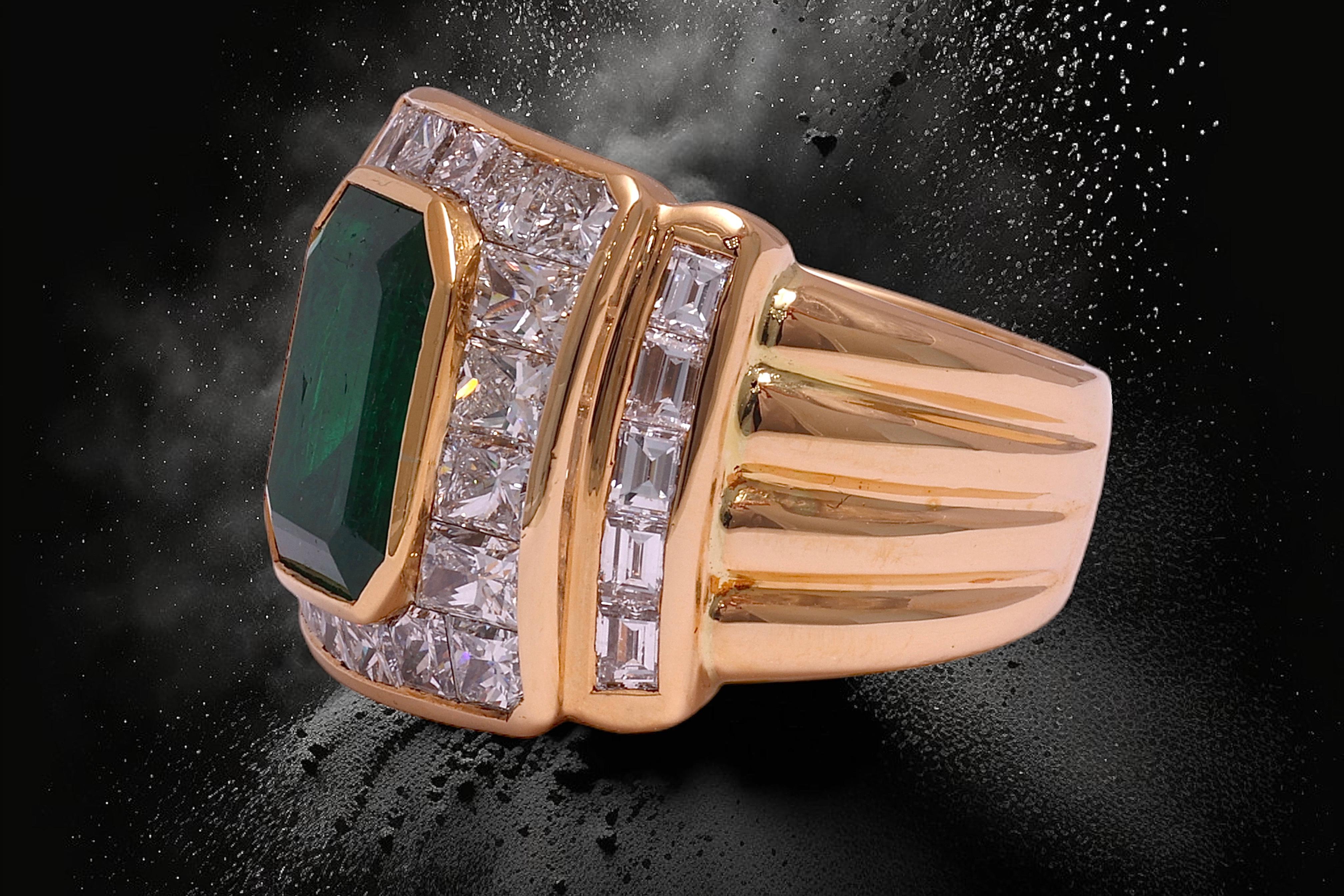 18 kt. Gold Ring Himalayan Afghanistan Emerald & Diamonds, Estate Sultan Oman  For Sale 1