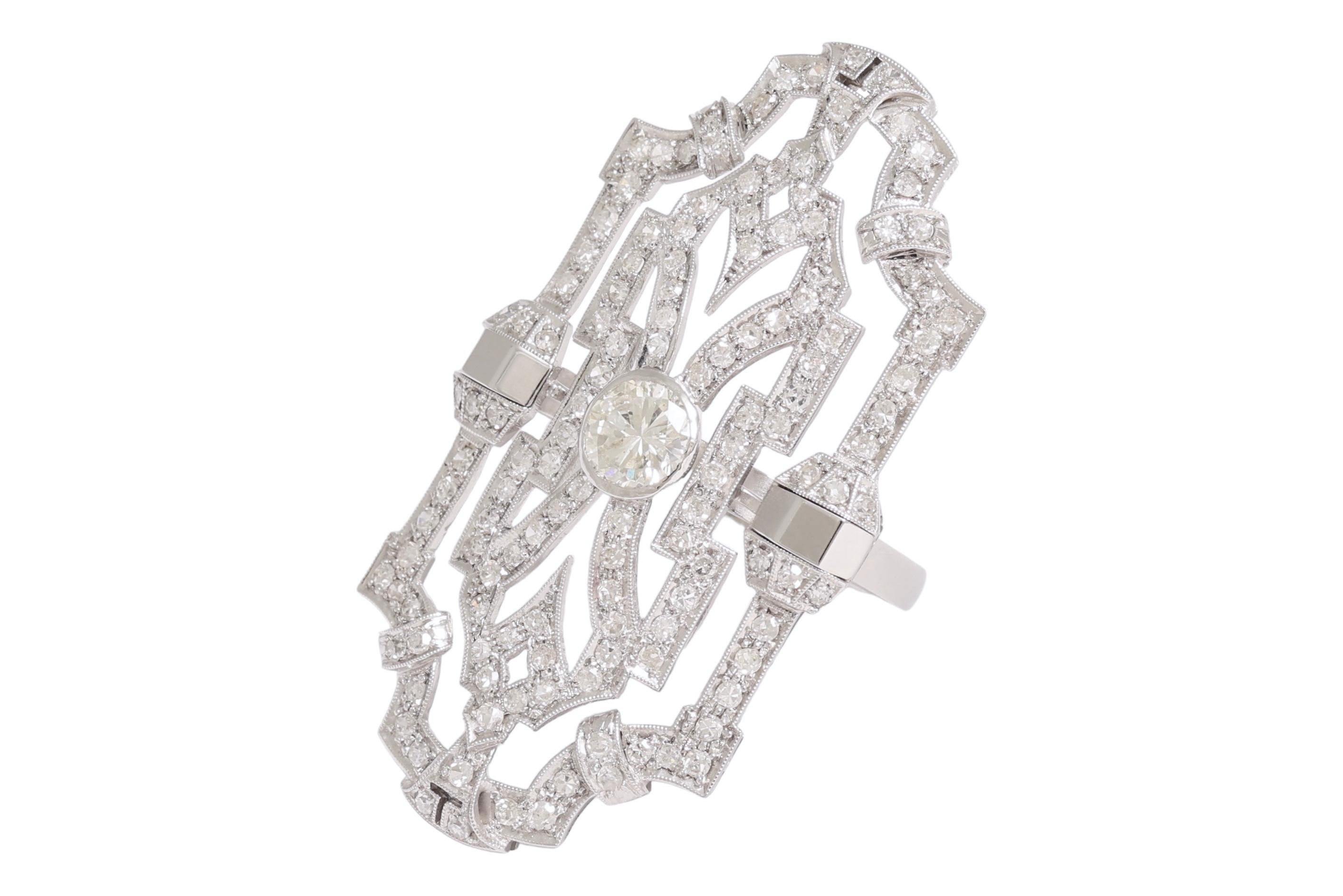 Unique et grande pièce de 18 kt. Bague en or avec 1,2 ct. Diamant central entouré de 4,65 ct. Diamants

Diamants : Diamants Bigli de taille européenne et 8/8. Diamant central d'environ 1,2 ct. Petits diamants de taille 8/8, ensemble d'environ 4,65