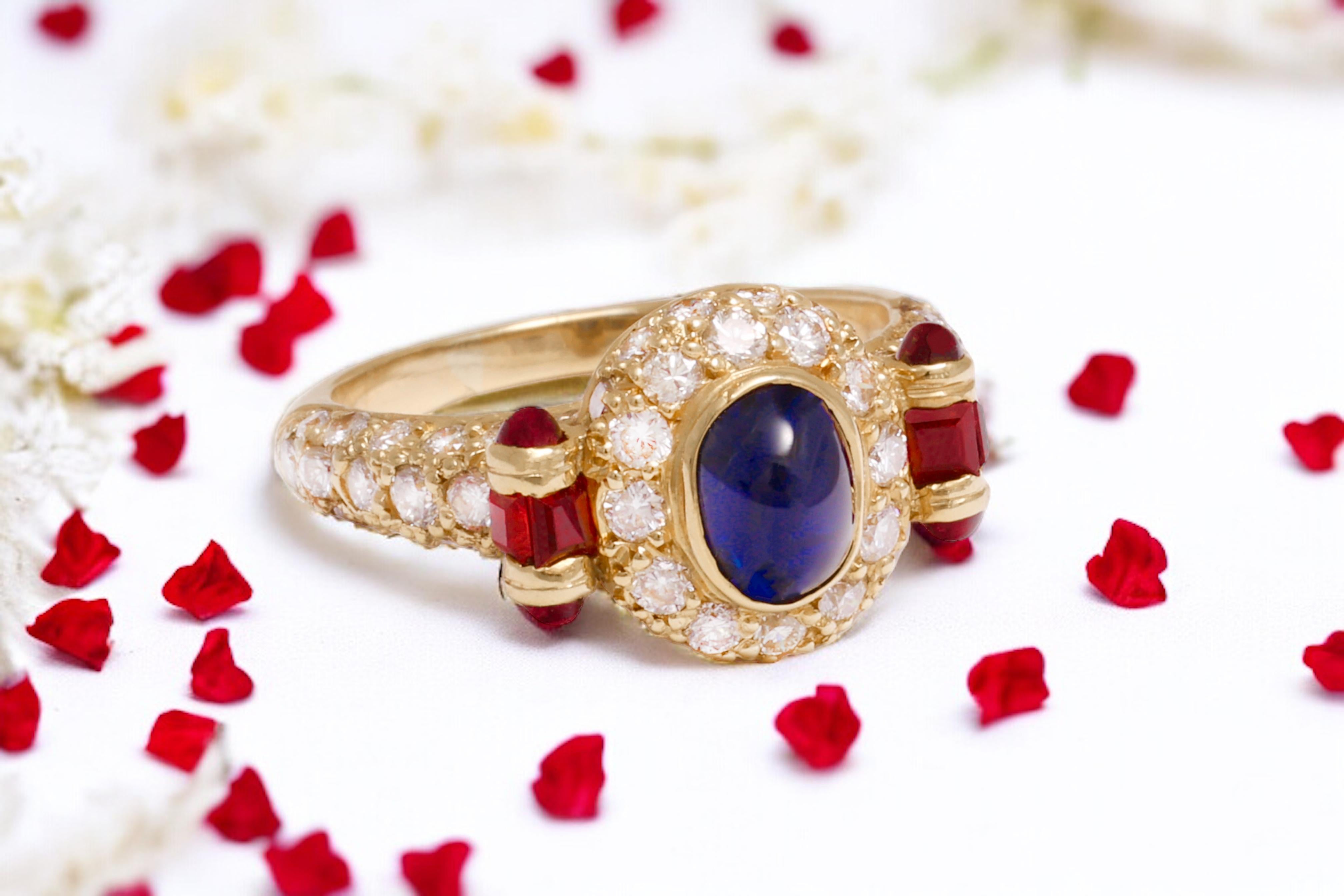  18 kt. Gold Ring With 1.20 ct. Cabochon Sapphire & Ruby & Diamond For Sale 3