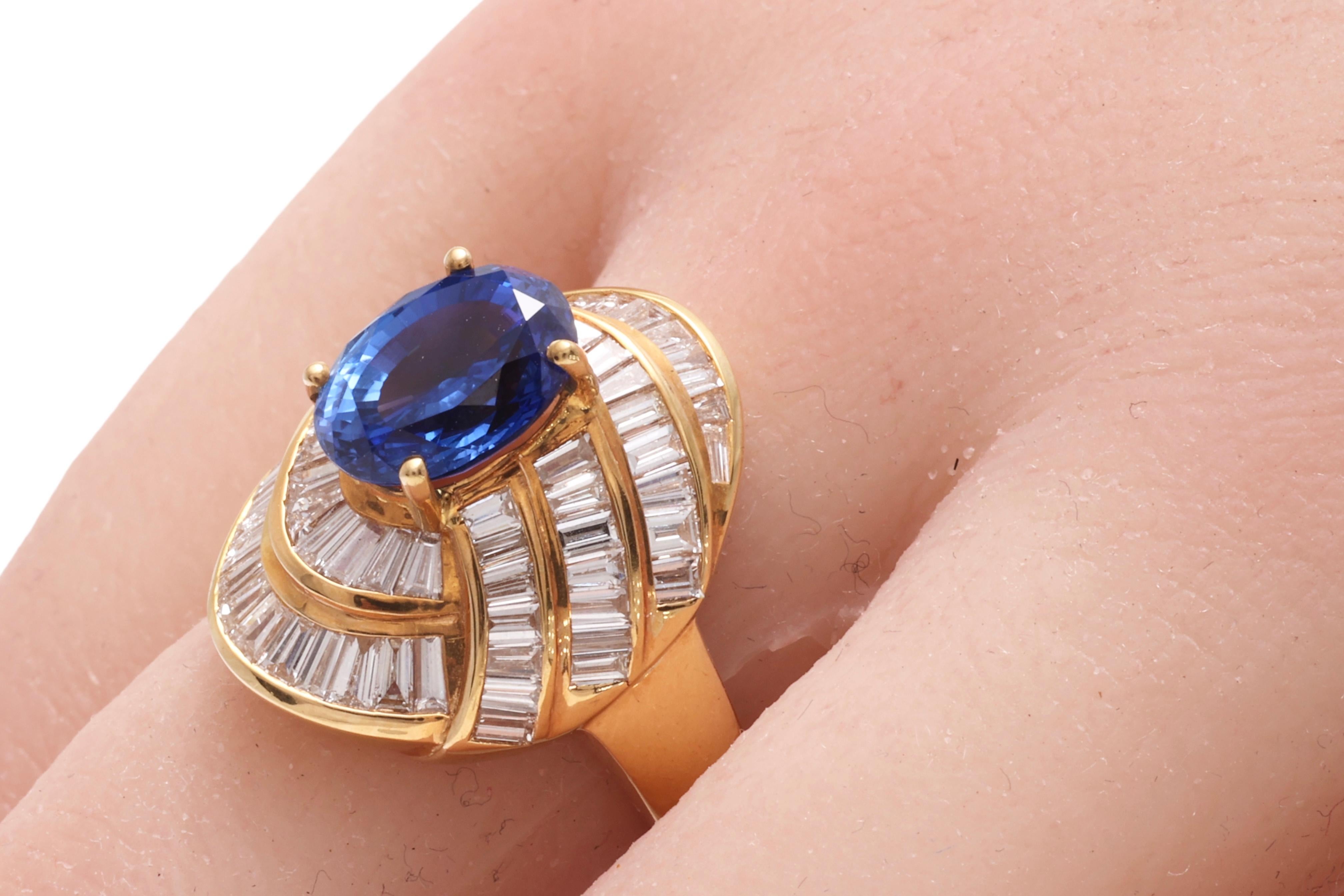  18 kt. Gold Ring With Ceylon Sapphire & Baguette Cut Diamonds For Sale 5