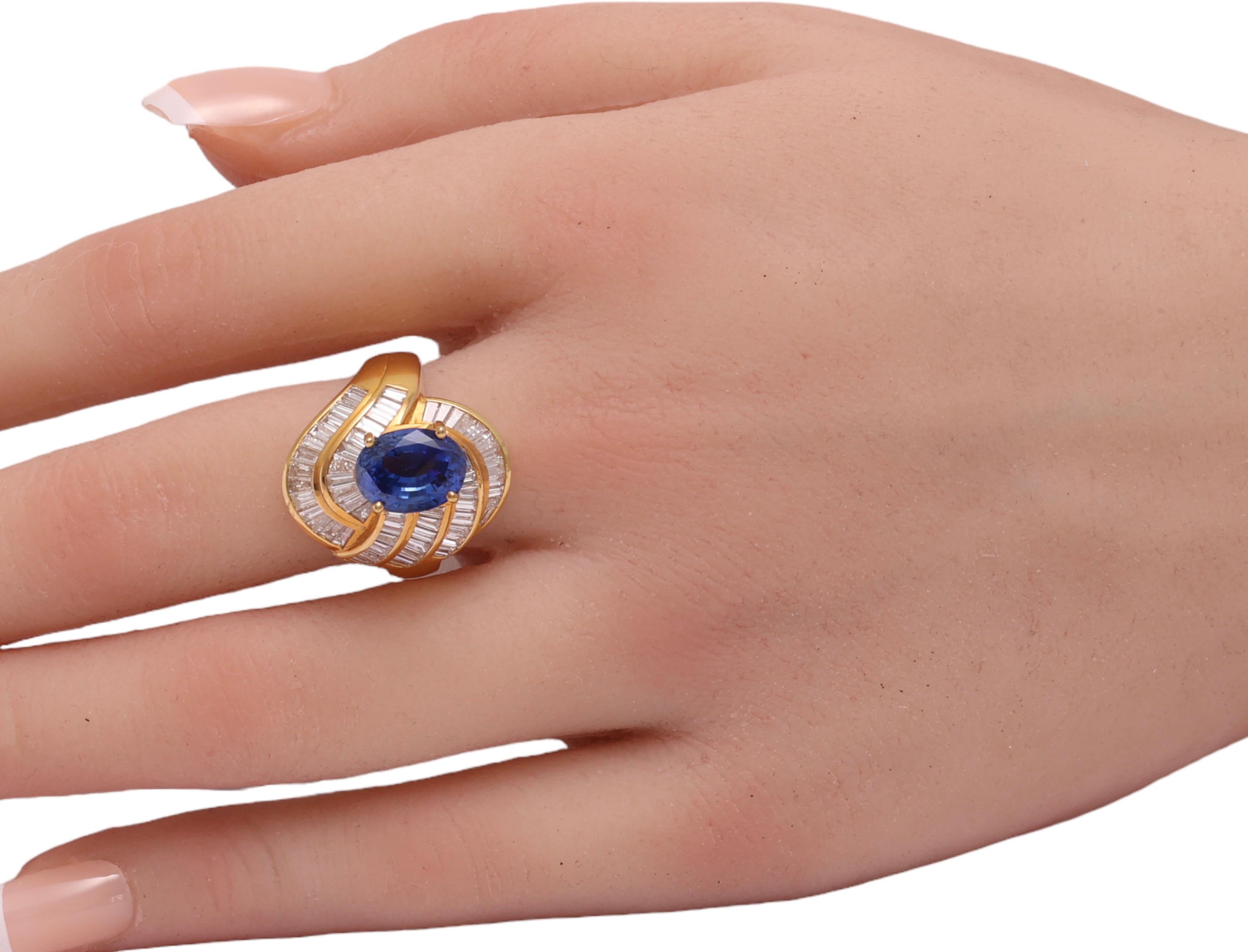  18 kt. Gold Ring With Ceylon Sapphire & Baguette Cut Diamonds For Sale 9