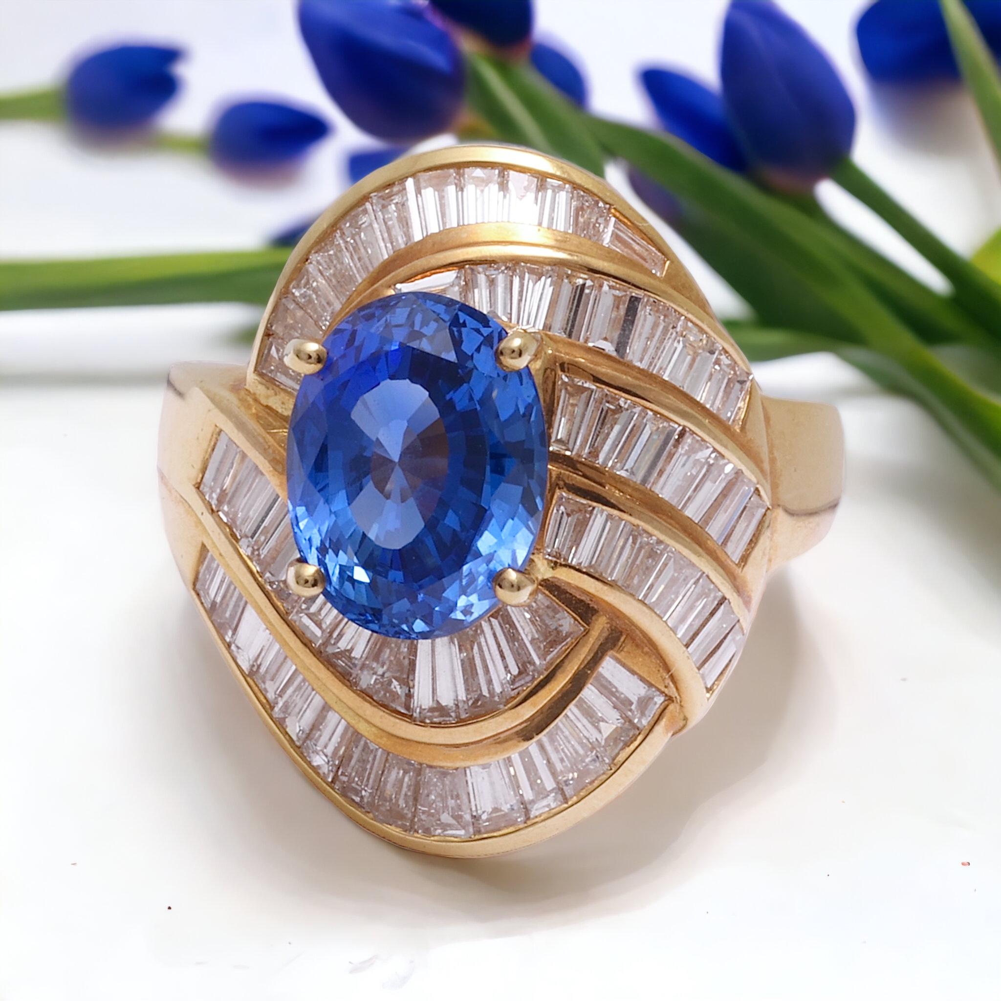 18 kt. Gold Ring With Ceylon Sapphire & Baguette Cut Diamonds For Sale 11