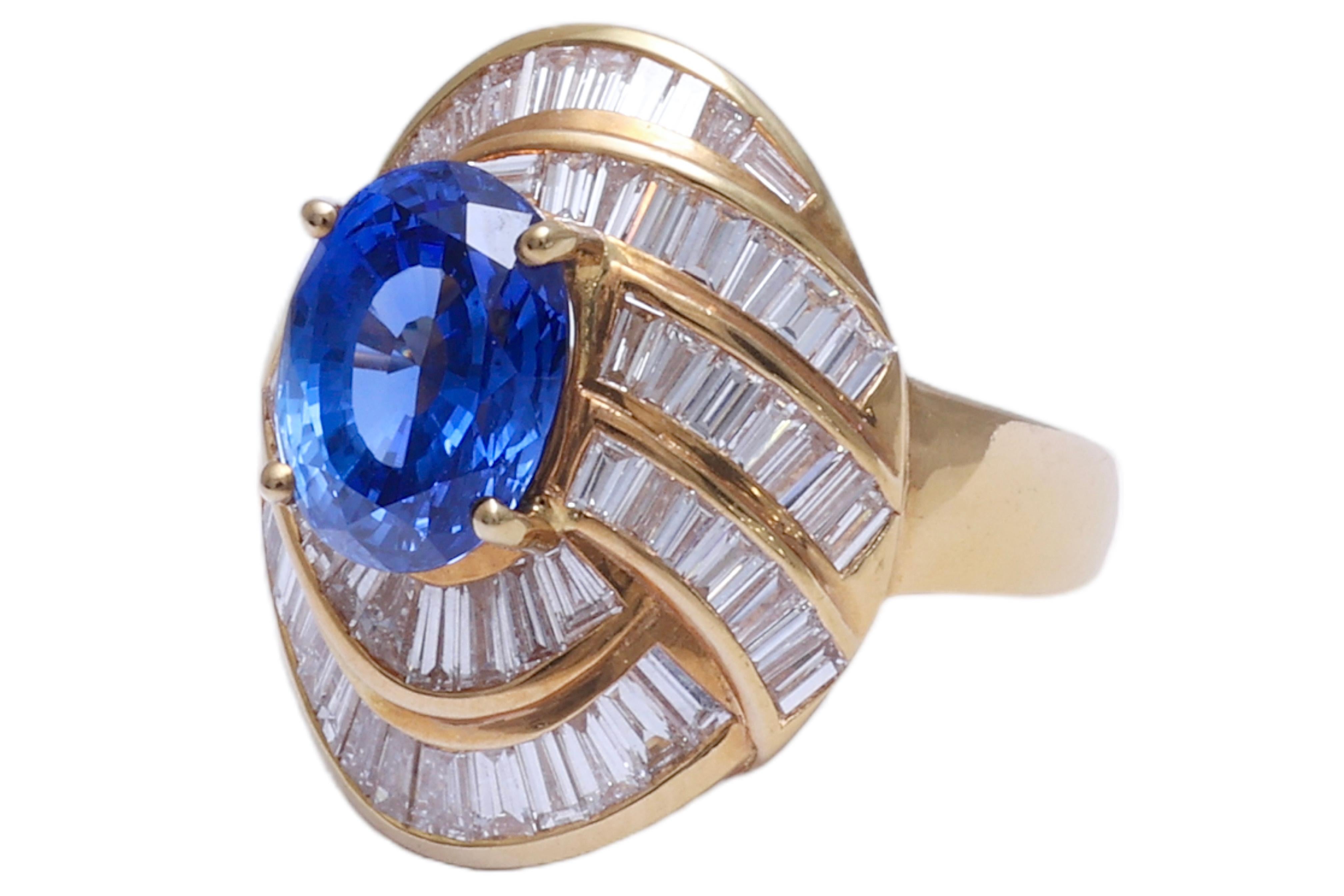  18 kt. Gold Ring With Ceylon Sapphire & Baguette Cut Diamonds In New Condition For Sale In Antwerp, BE
