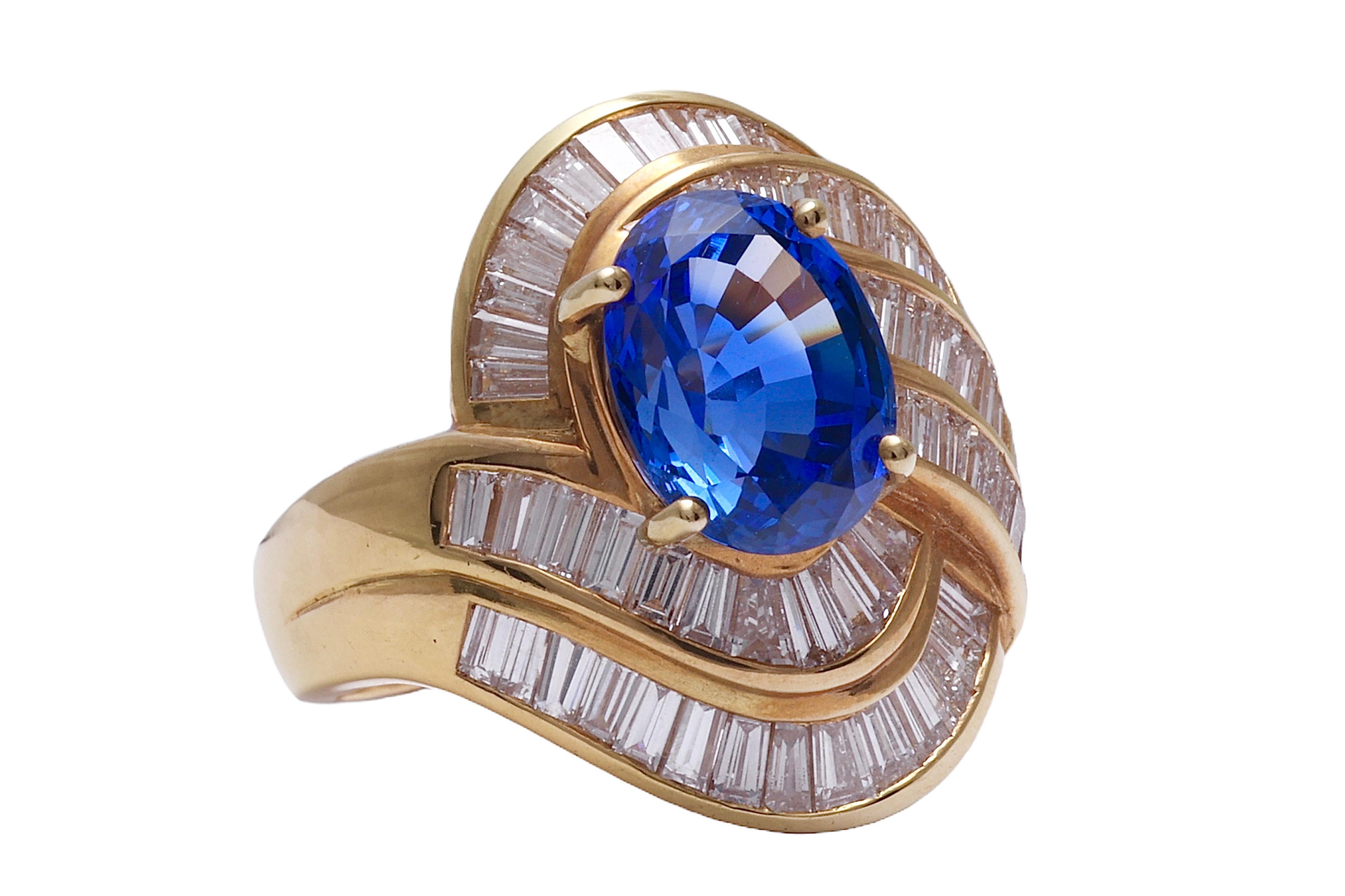 Women's or Men's  18 kt. Gold Ring With Ceylon Sapphire & Baguette Cut Diamonds For Sale