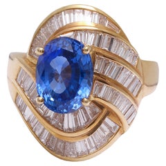  18 kt. Goldring aus Gold mit Ceylon-Saphir und Diamanten im Baguetteschliff