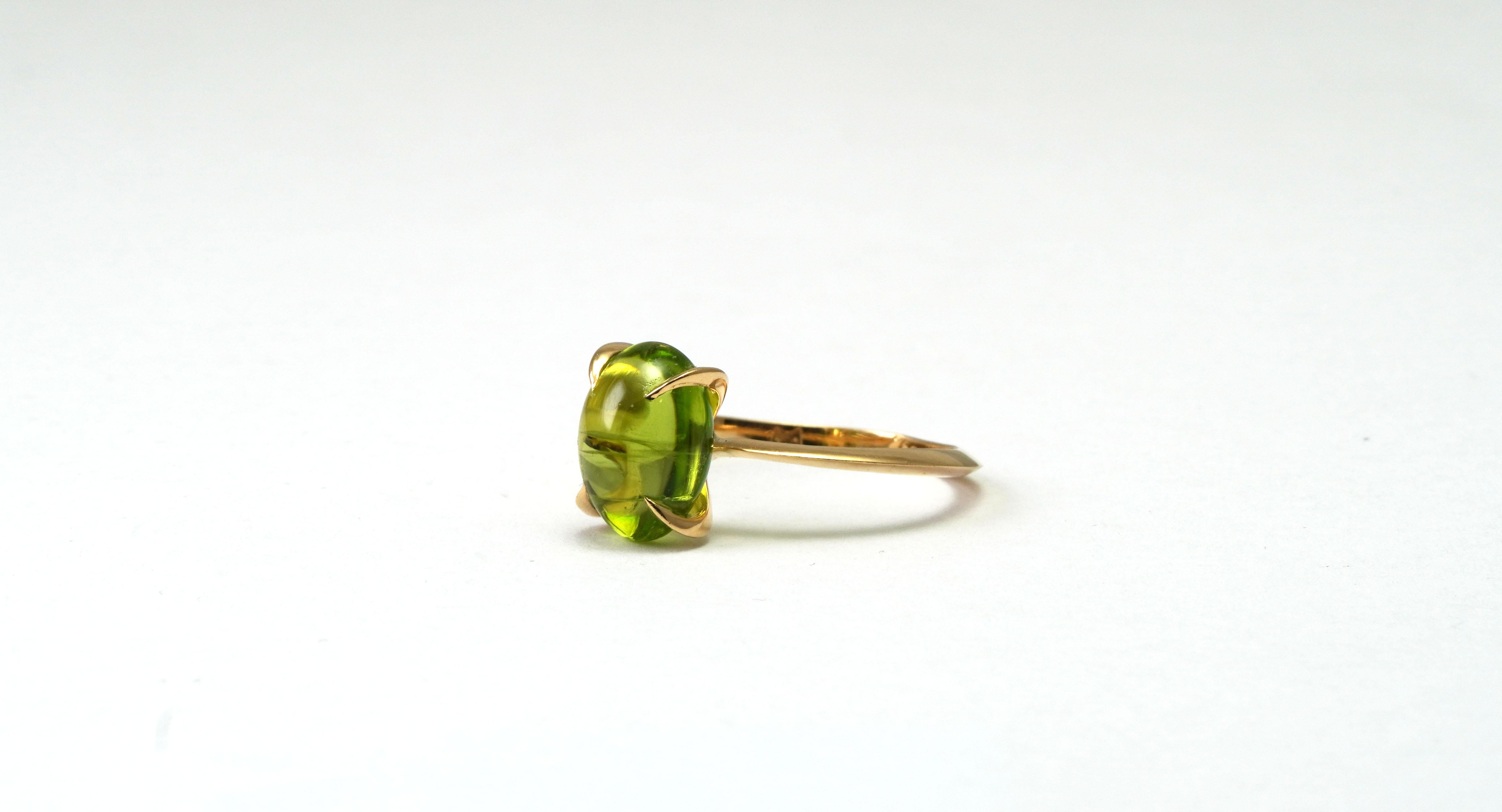 18 kt Gold ring with Peridot
Gold color: Yellow
Ring size: 5 1/2 US
Total weight: 2.24 grams

Set with:
- Peridot
Cut: Cabochon
Weight: 4.30 ct
Color: Green