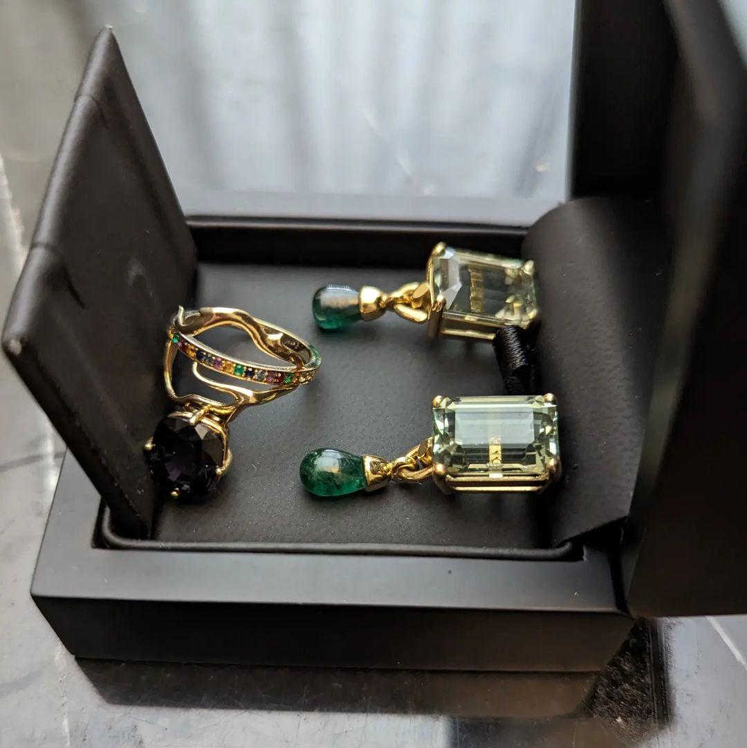 Taille cabochon Clous d'oreilles transformés en or 18 carats avec tourmalines vert clair et diamants en vente