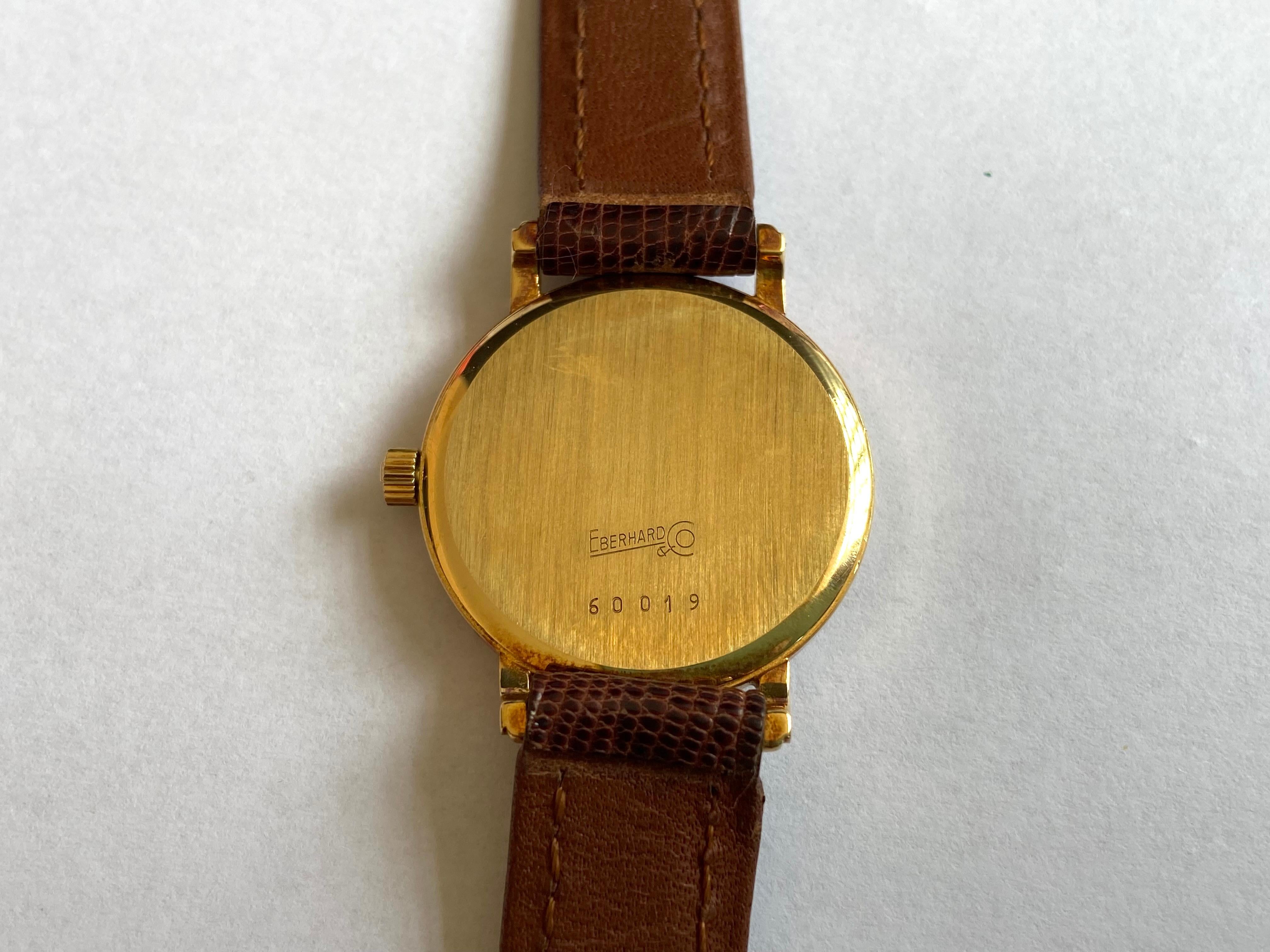 18 kt gold watch, Eberhard, women's model, vintage, 90s.
Quartz movement, solid gold case, 26 mm wide, day at 3 o'clock, white dial, Roman indexes. Gross weight approx. 14 grams. Little used. Working. Guarantee of the time. I ship in an elegant case