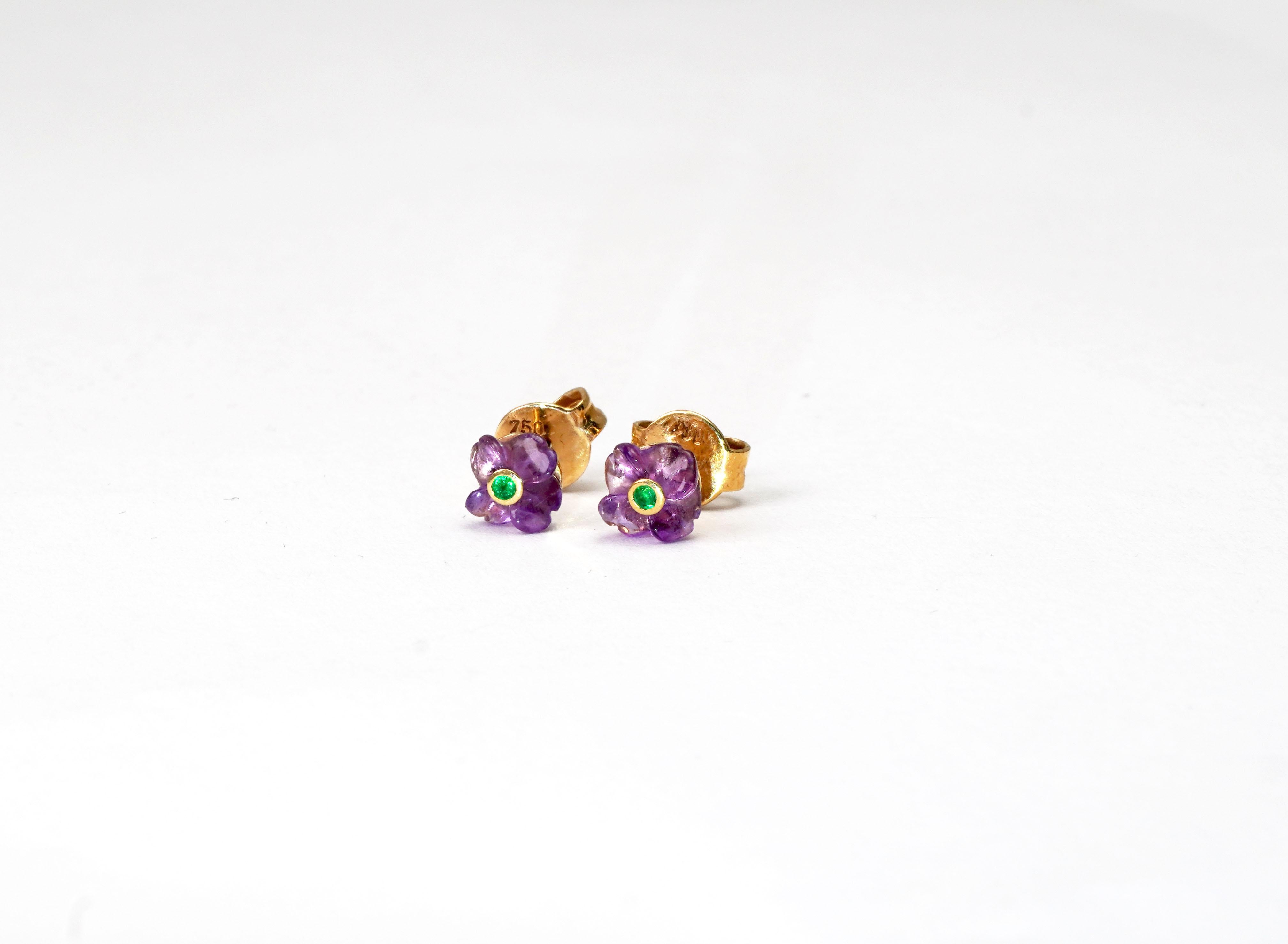 18 kt gold pair of earrings with Amethyst and Emerald
Gold color: Yellow
Total weight: 1.18 grams

Set with:
- Amethyst
Cut: Flower
Color: Purple

- Emerald
Cut: Emerald
Color: Green